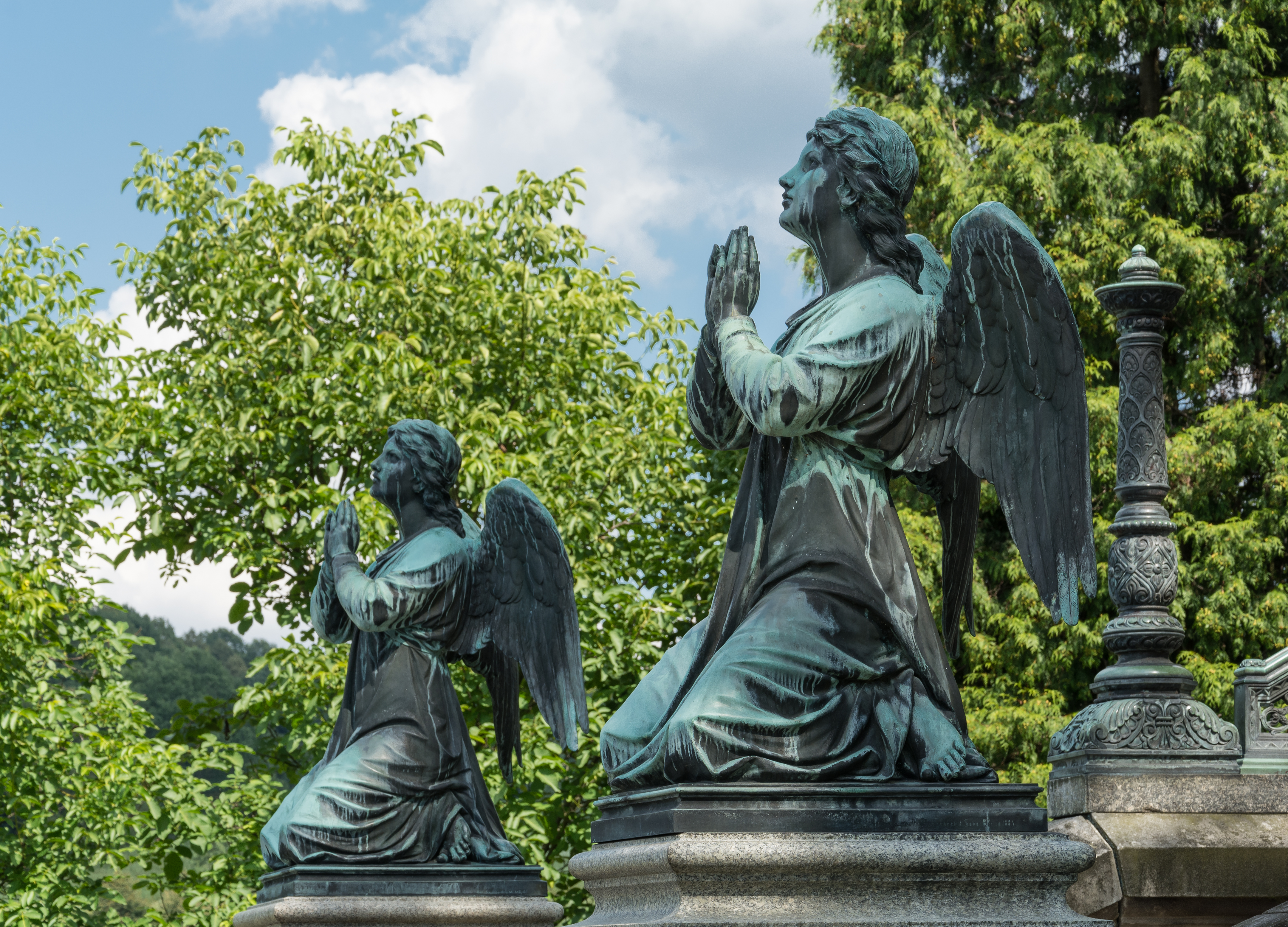 2016 Anioły przed mauzoleum von Magnisów w Ołdrzychowicach Kłodzkich