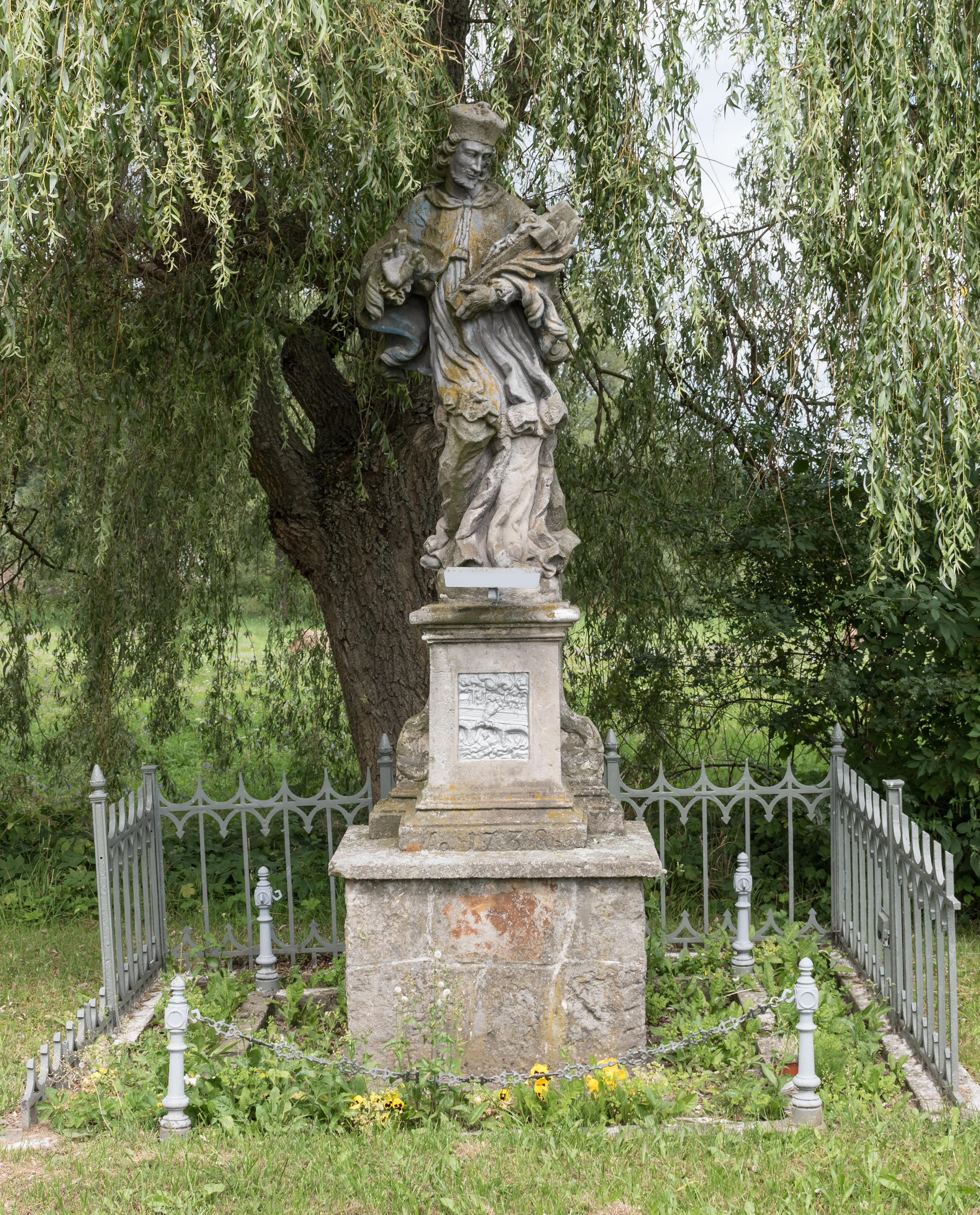 2017 Rzeźba św. Jana Nepomucena w Roztokach