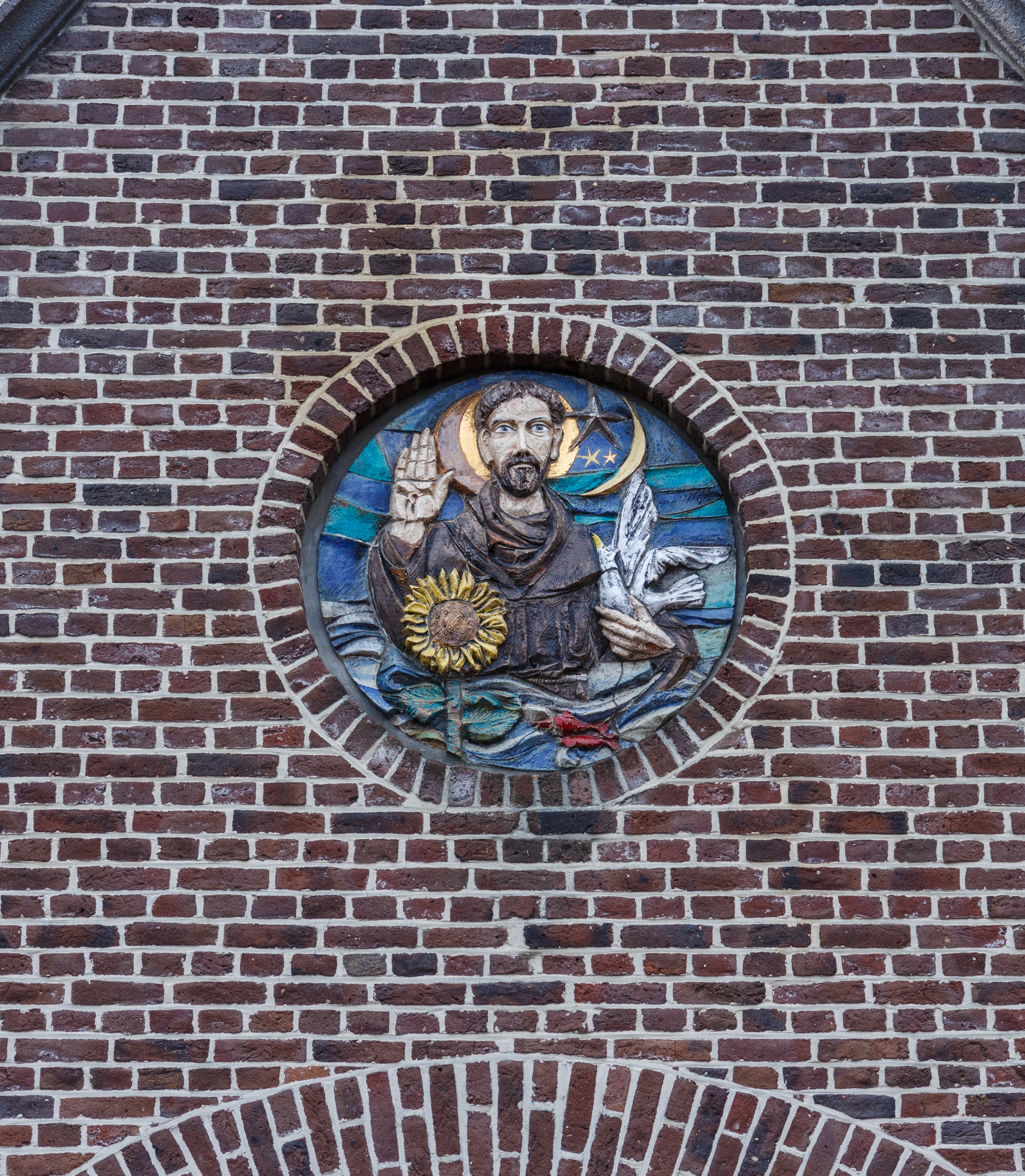 Afbeelding in muur van de Paterskerk in Rekem (deelgemeente) van Lanaken provincie Limburg in België 01