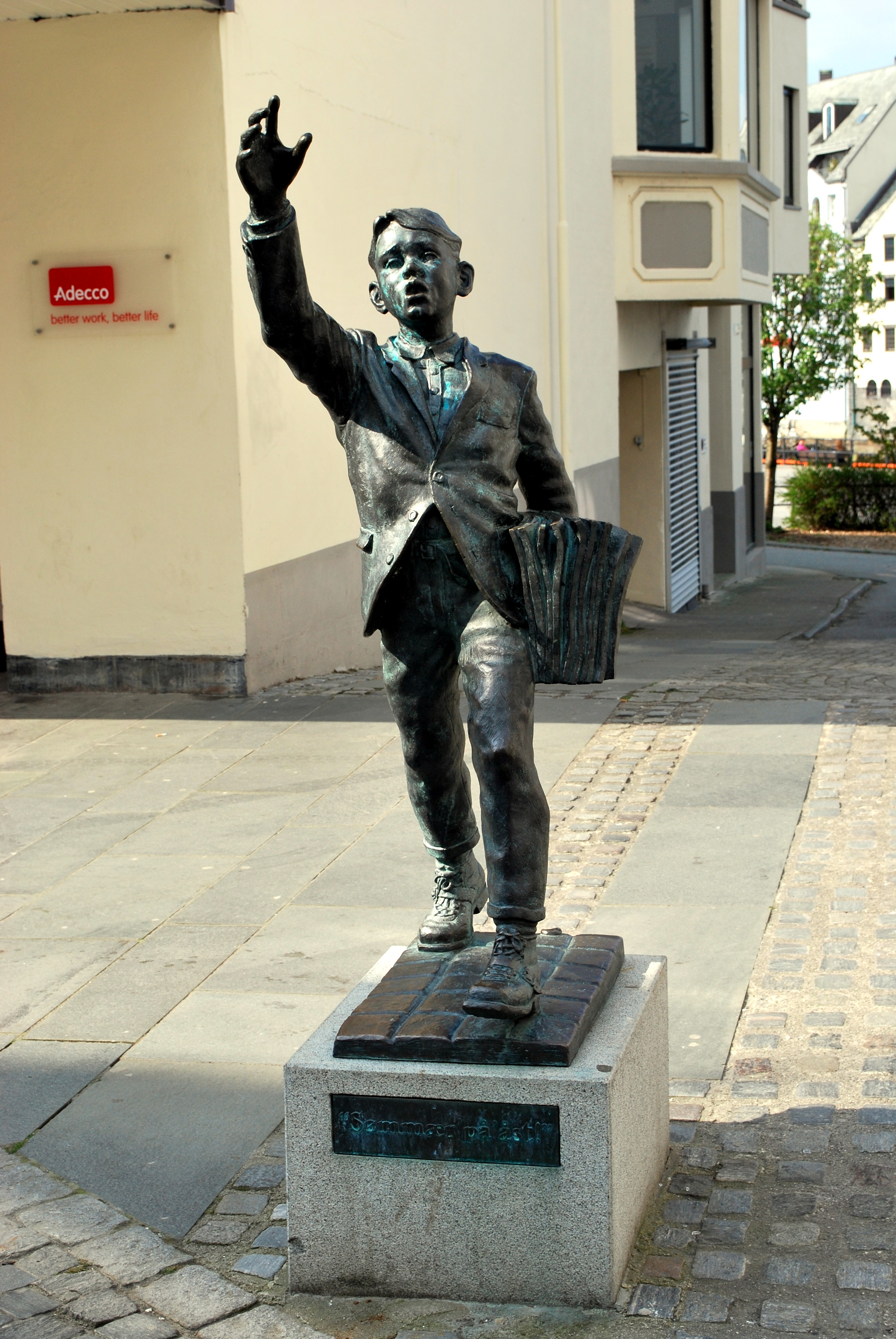 Alesund statue newspaper boy