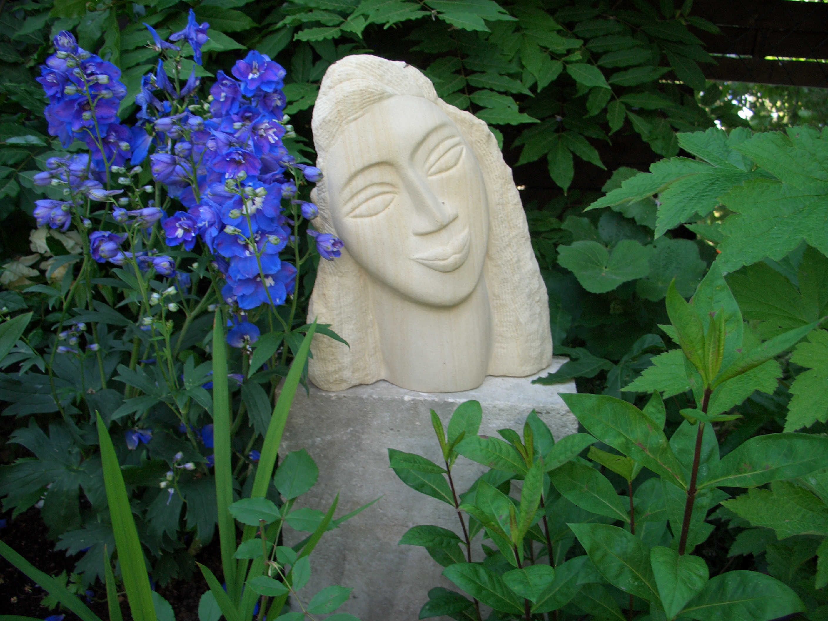Aloha, a sculpture made of sandstone by Gabriele Cantari