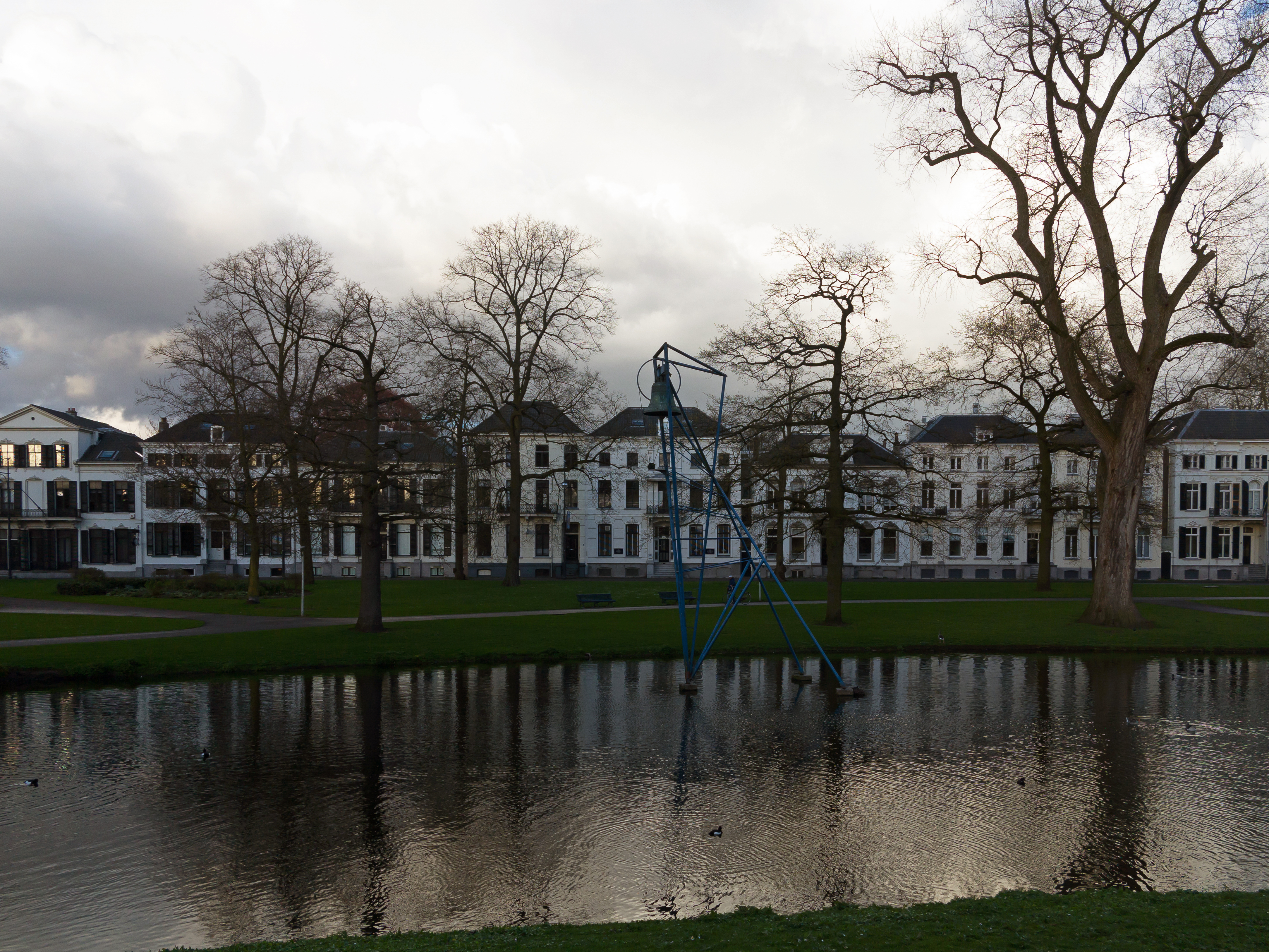 Arnhem, sculptuur in de Lauwersgracht foto5 2016-04-17 19.35