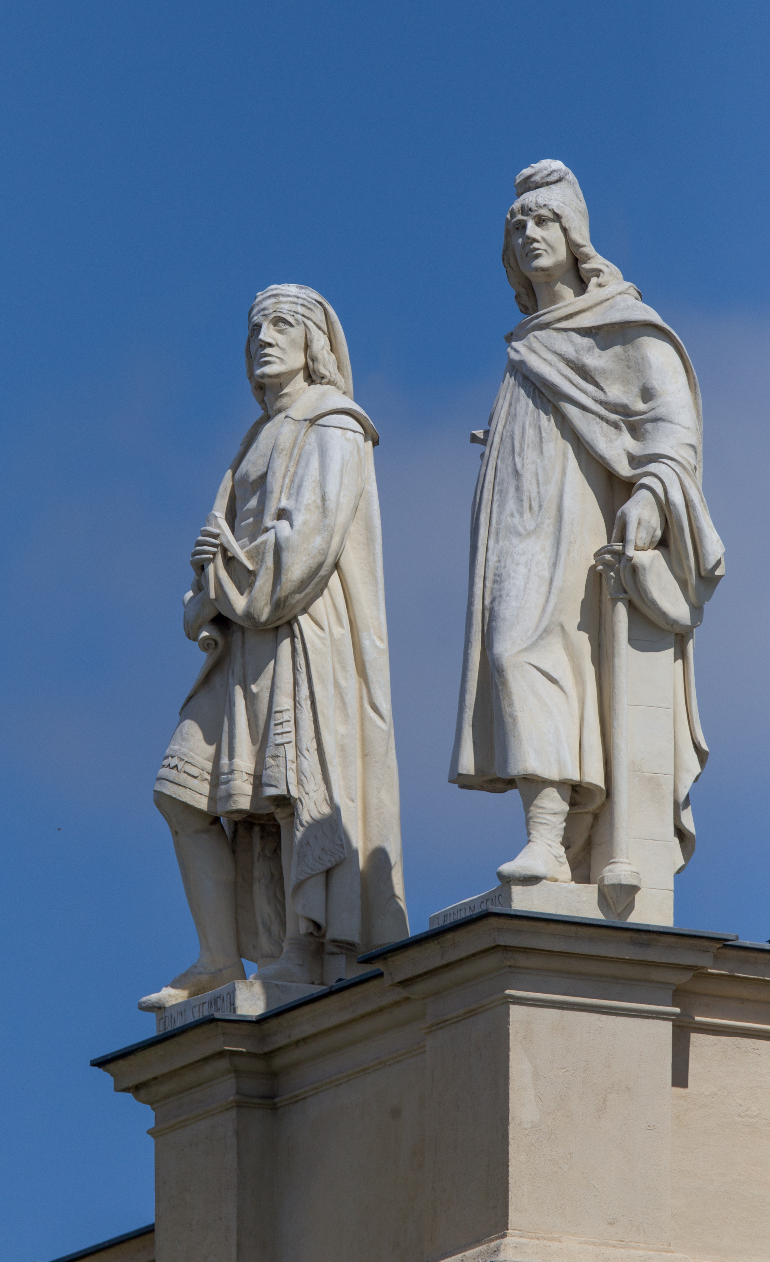 AT 13763 Roof figures at the Kunsthistorisches Museum, Vienna