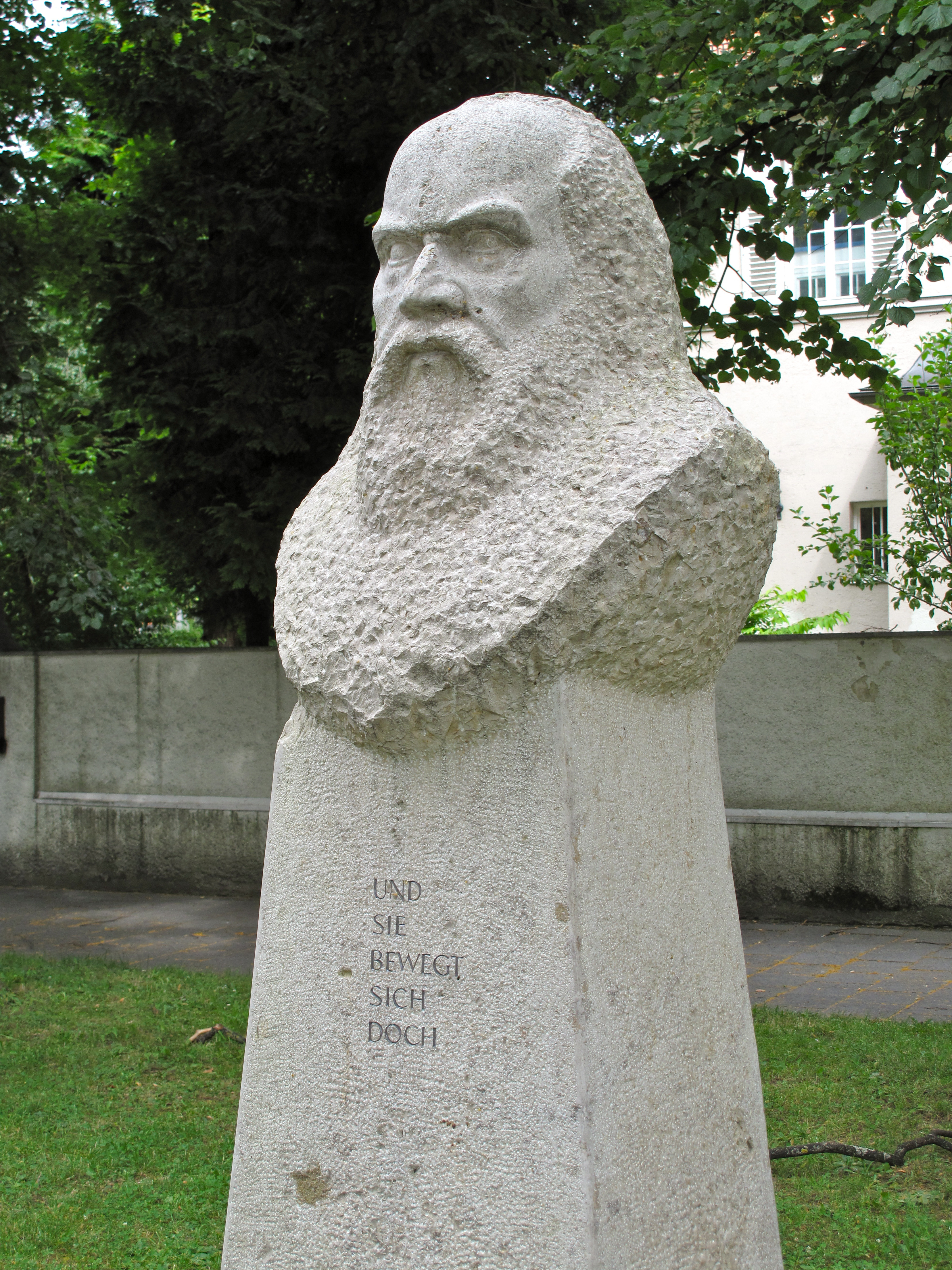 Büste Galileo Galilei am Galileiplatz in München Bogenhausen