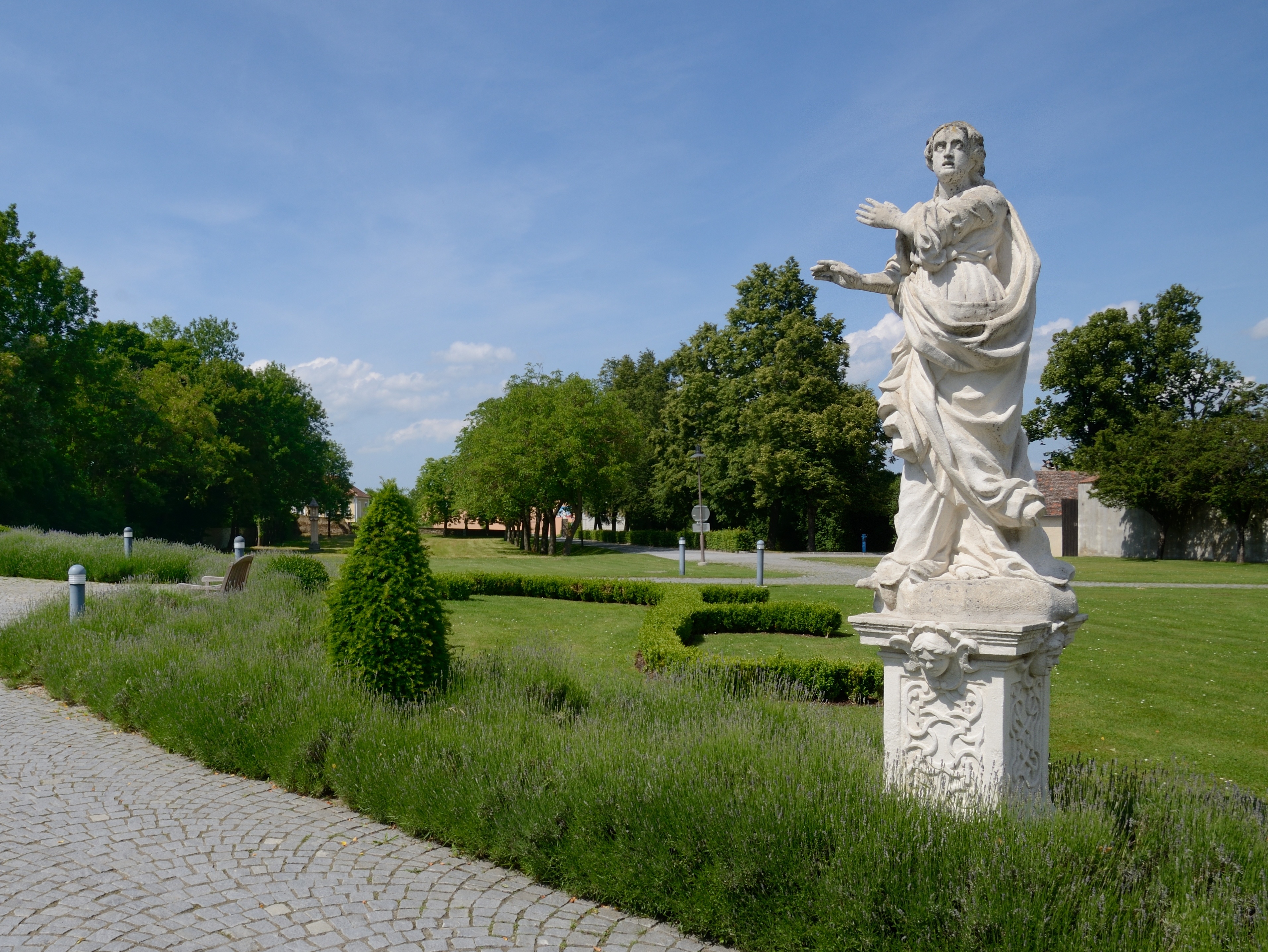 Benediktinerstift Altenburg-Statue am Vorplatz-DSC 2940w