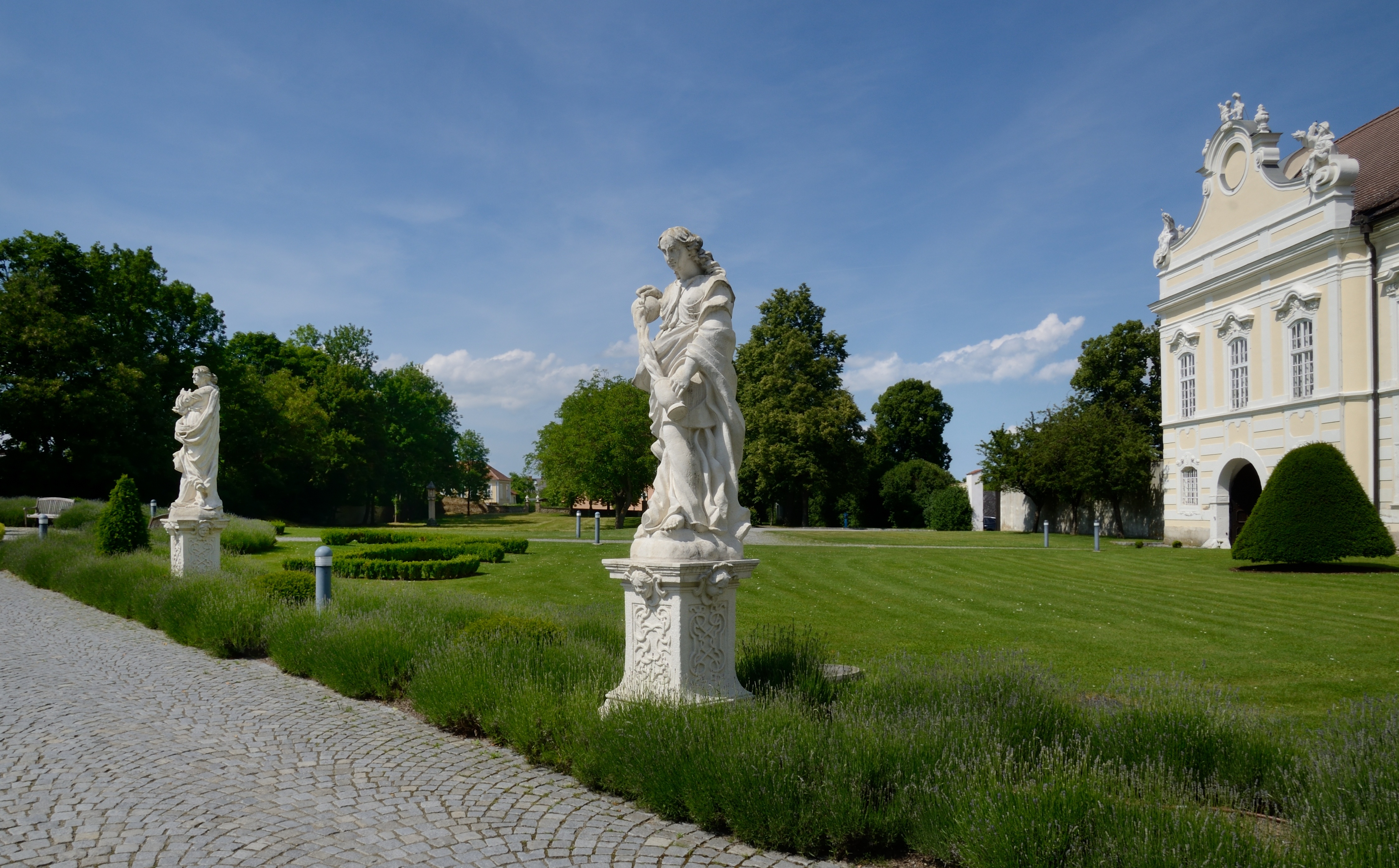 Benediktinerstift Altenburg-Statuen am Vorplatz-DSC 2944w