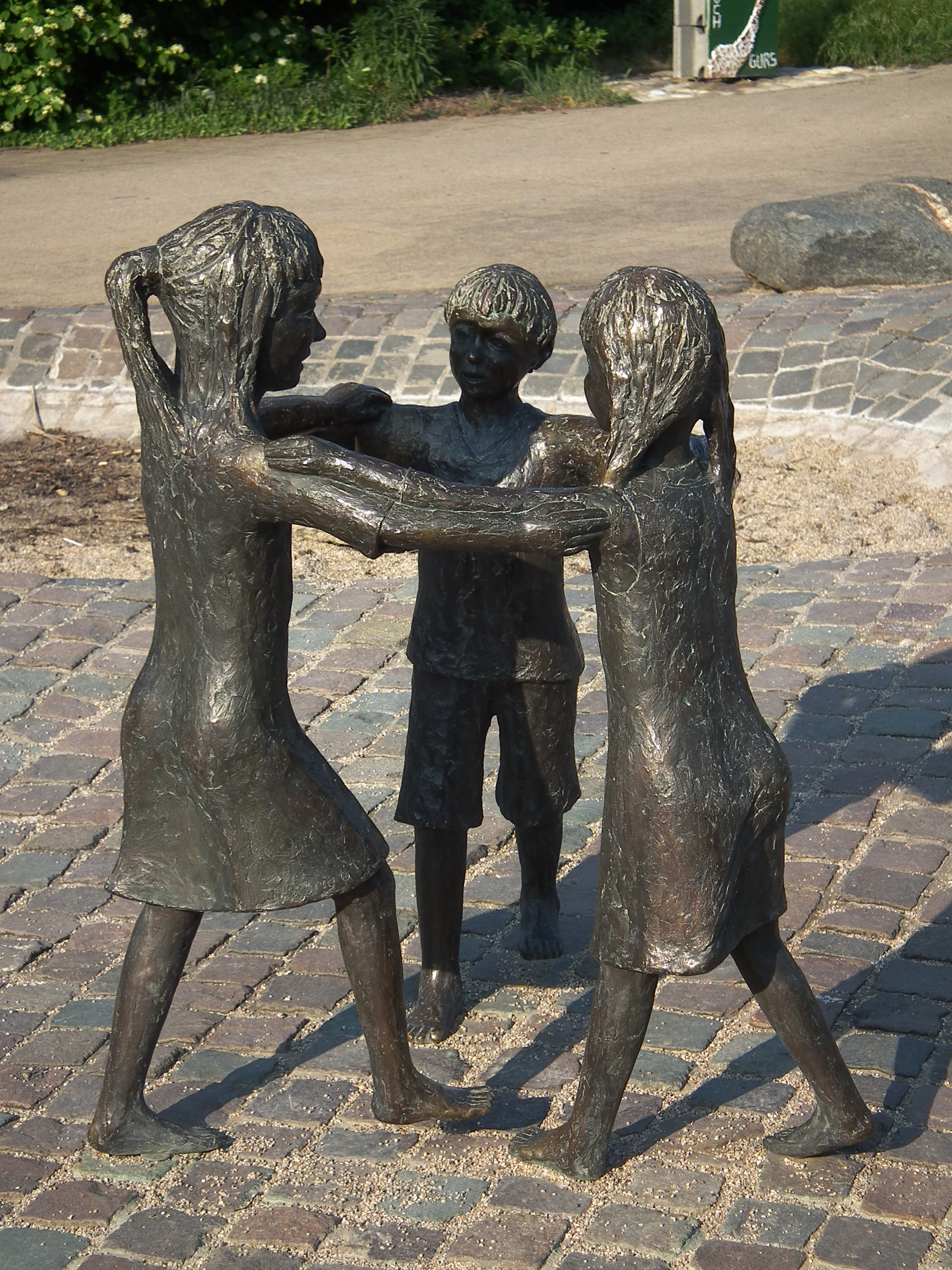 Bronzeskulptur Ringelreihen Kinder Nußloch