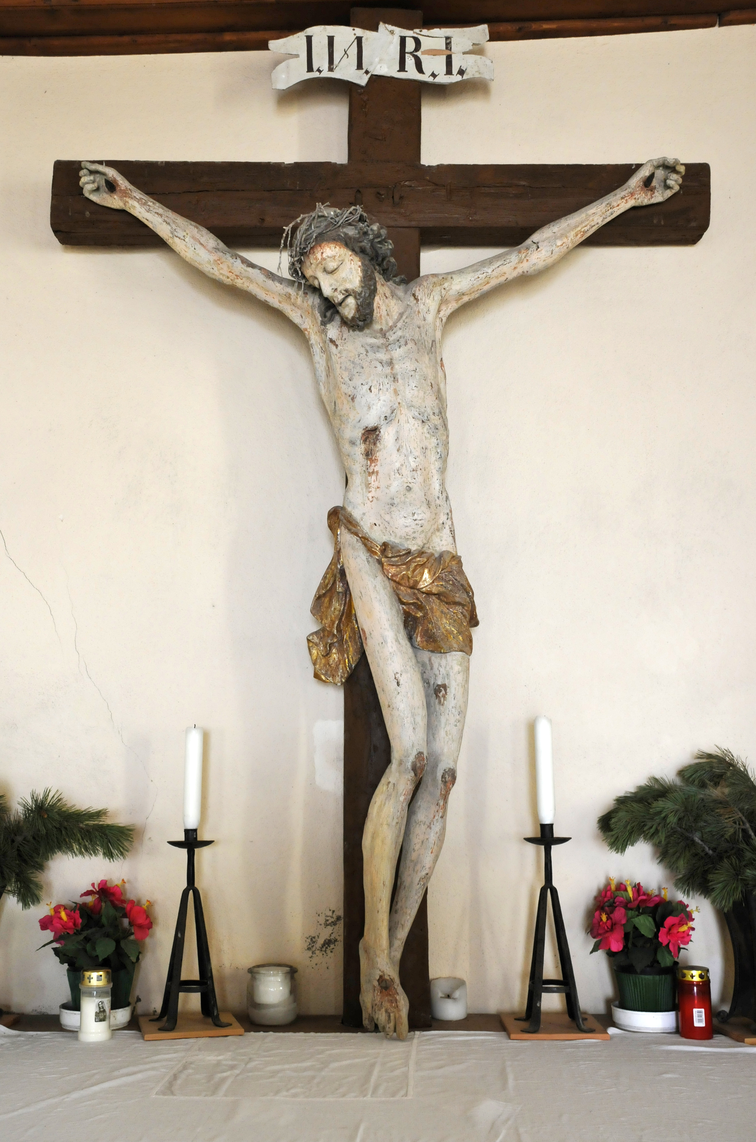 Capela de Resciesa interior crucifix