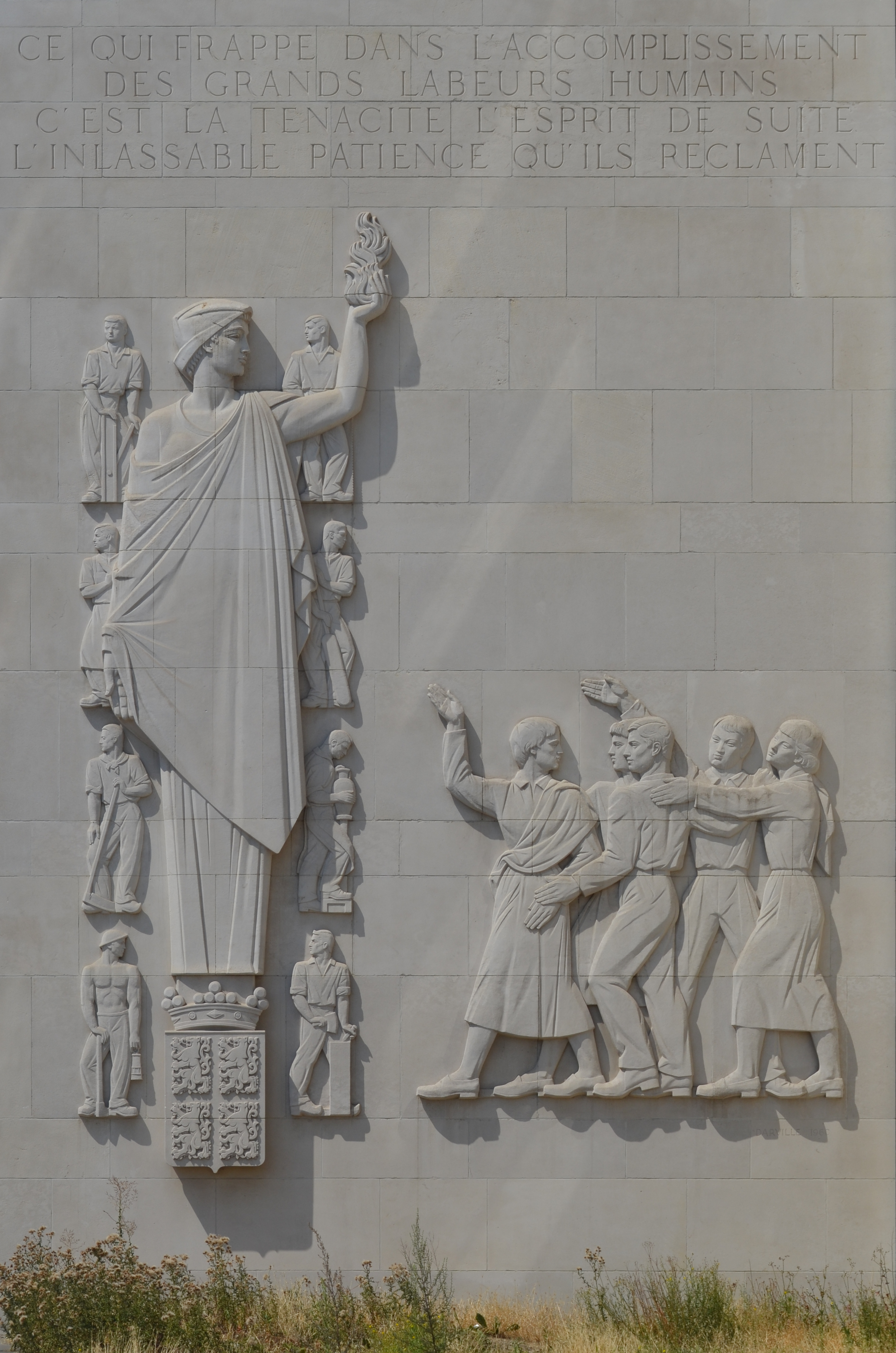 Charleroi - Darville - Université du travail - haut-relief - 01