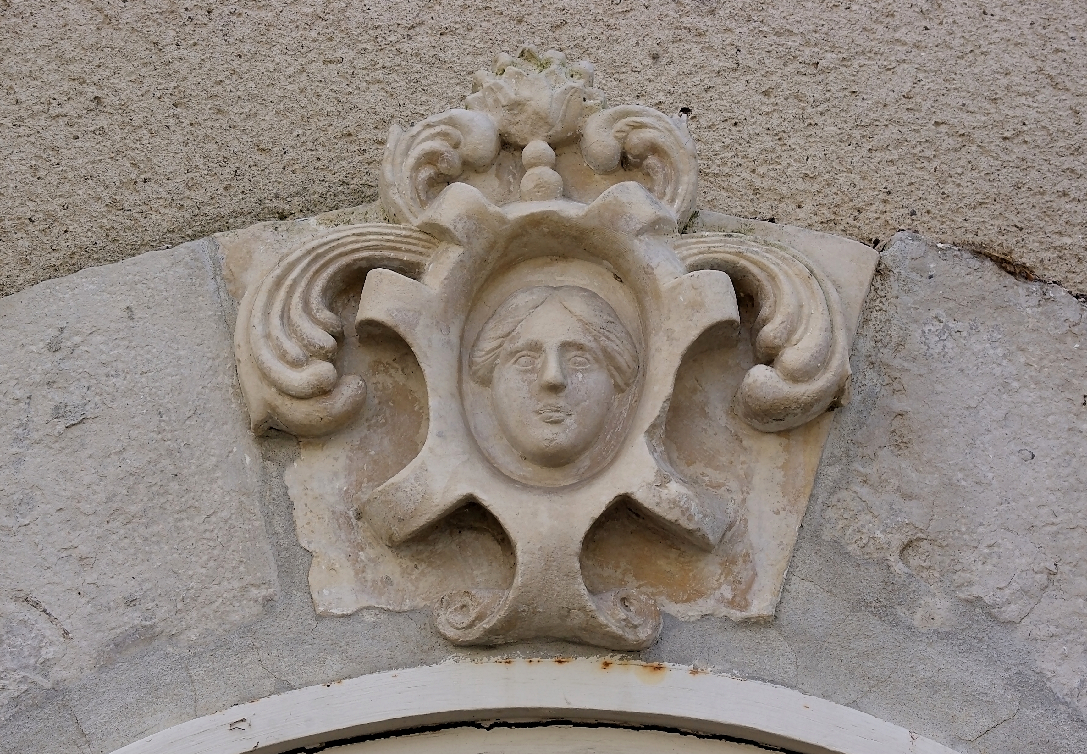 Charroux 86 Mascaron 2012
