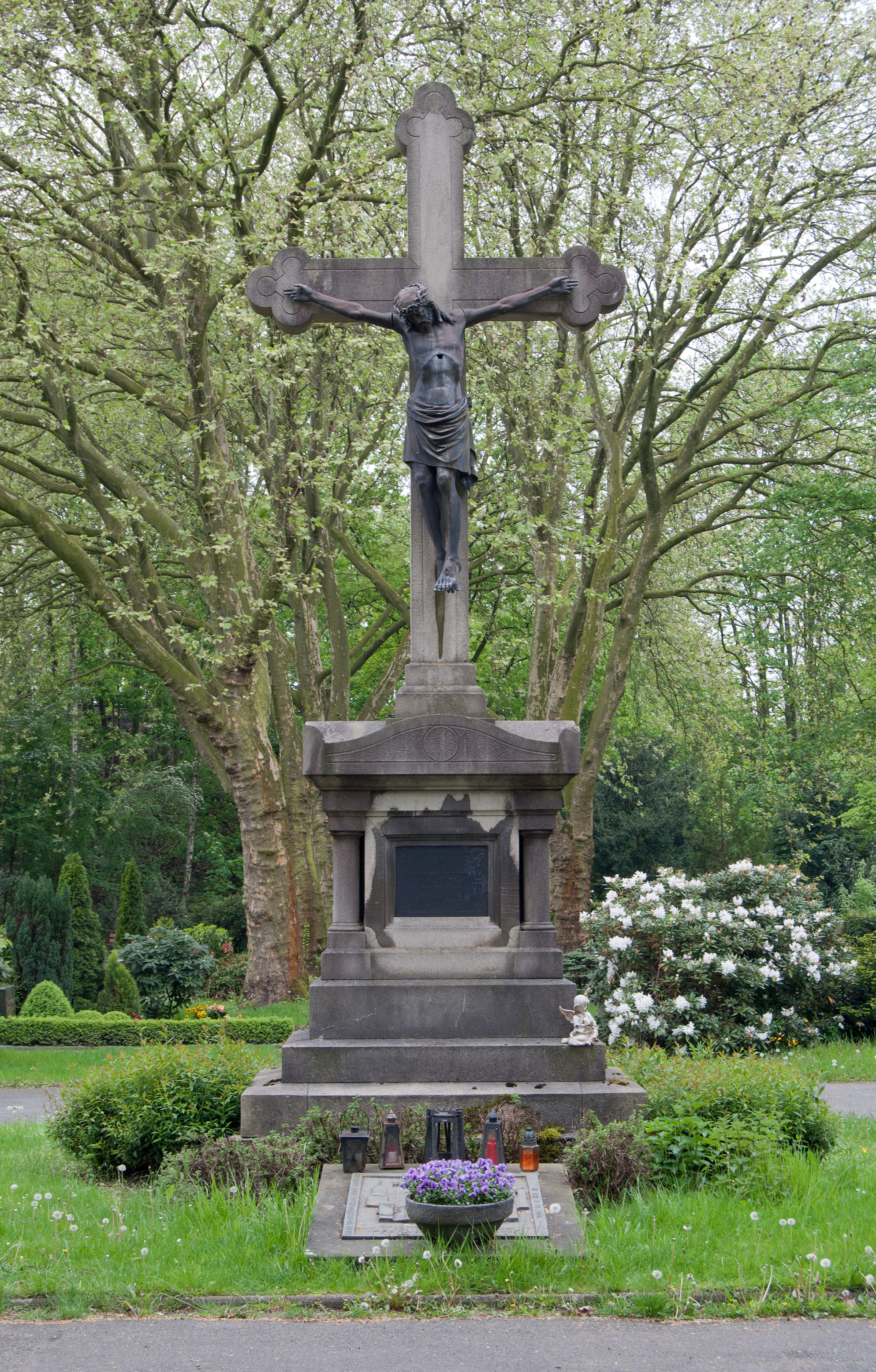 Duisburg, Aldenrade, Friedhof, 2012-05 CN-02