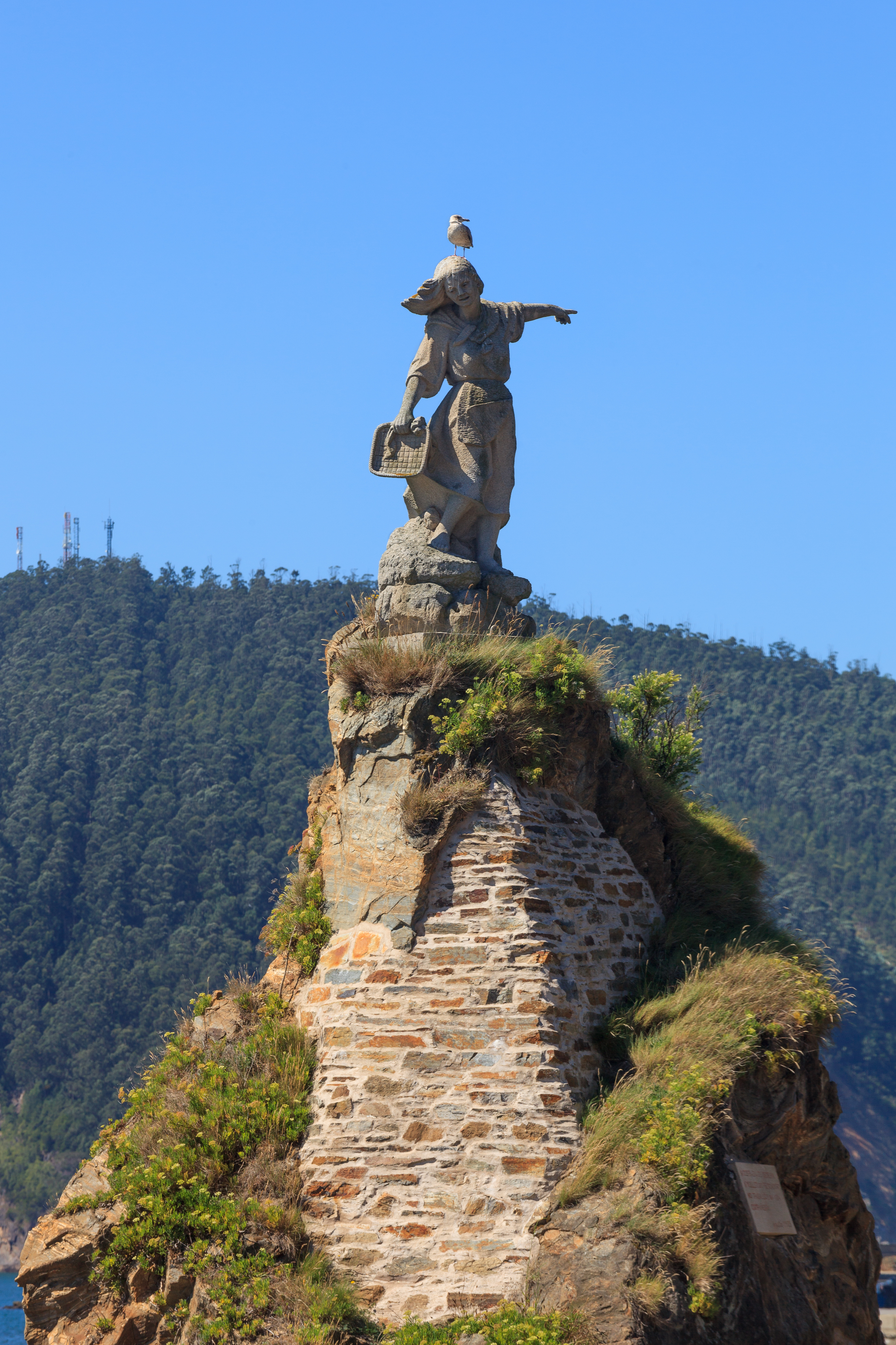 Escultura á muller do pescador. Porto de Cedeira. Galiza C13