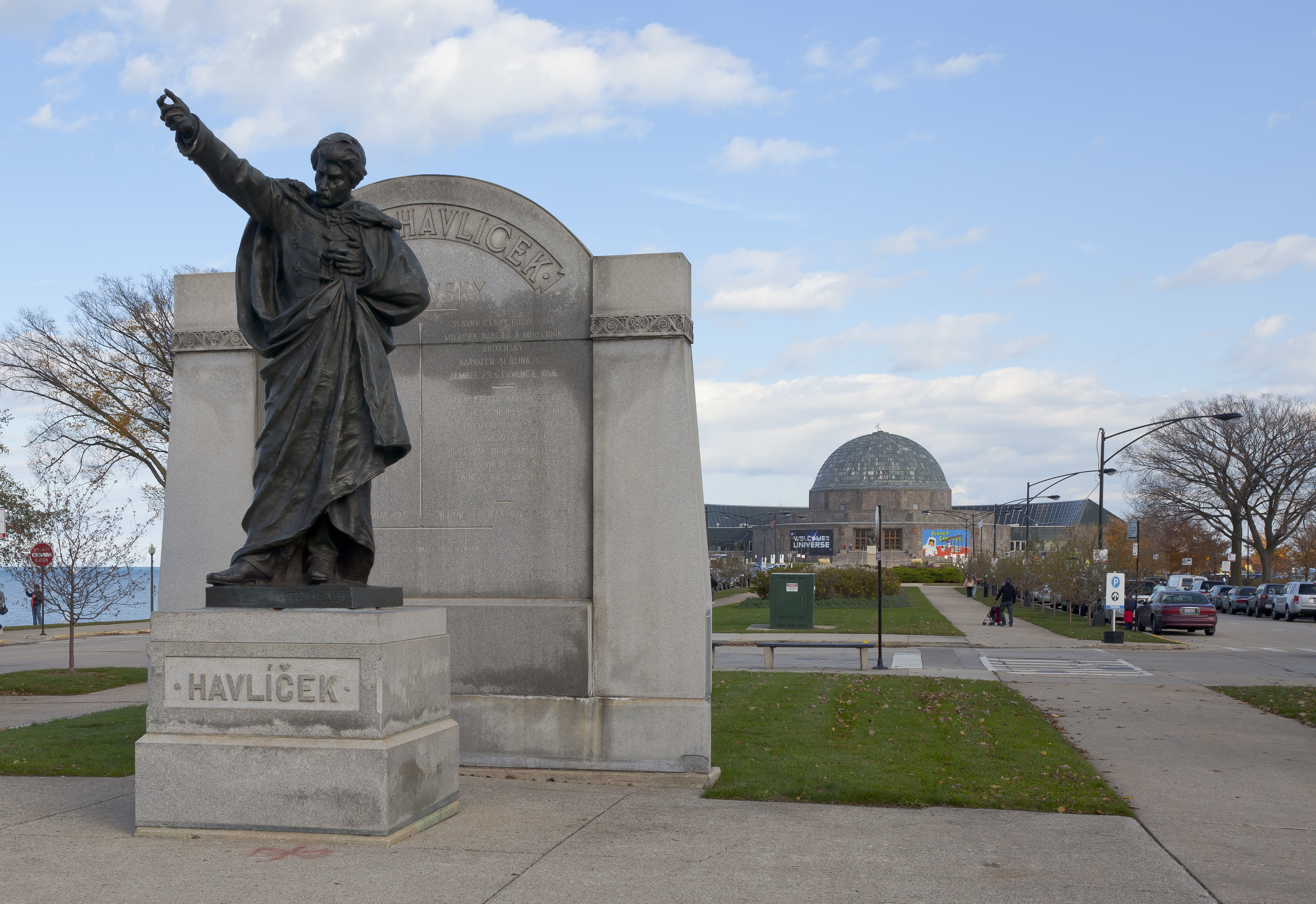 Estatua de Karel Havlícek Borovsky junto al Planetario Adler, Chicago, Illinois, Estados Unidos, 2012-10-20, DD 01