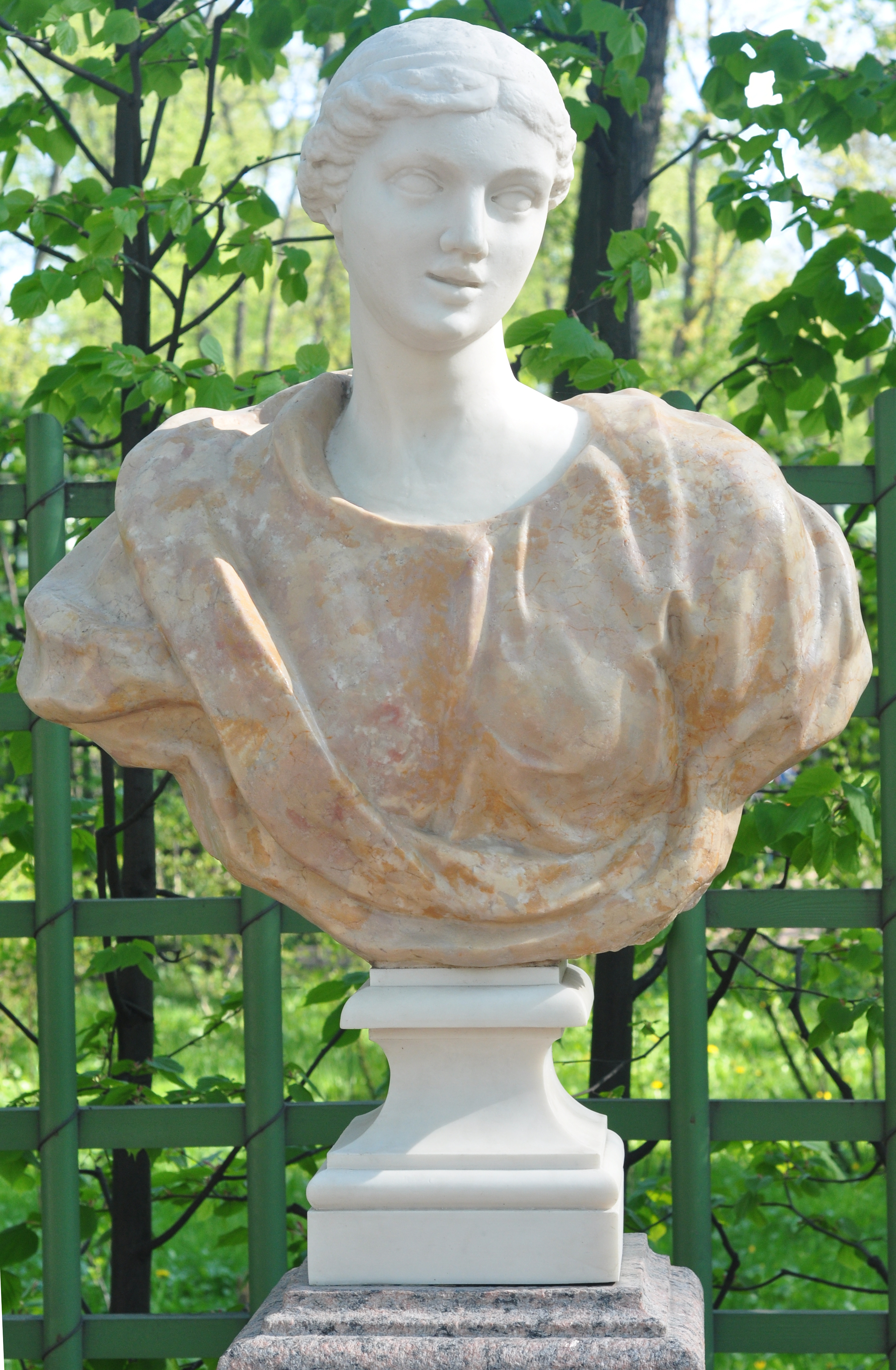 Femme en rose, jardin d'été à Saint-Pétersbourg