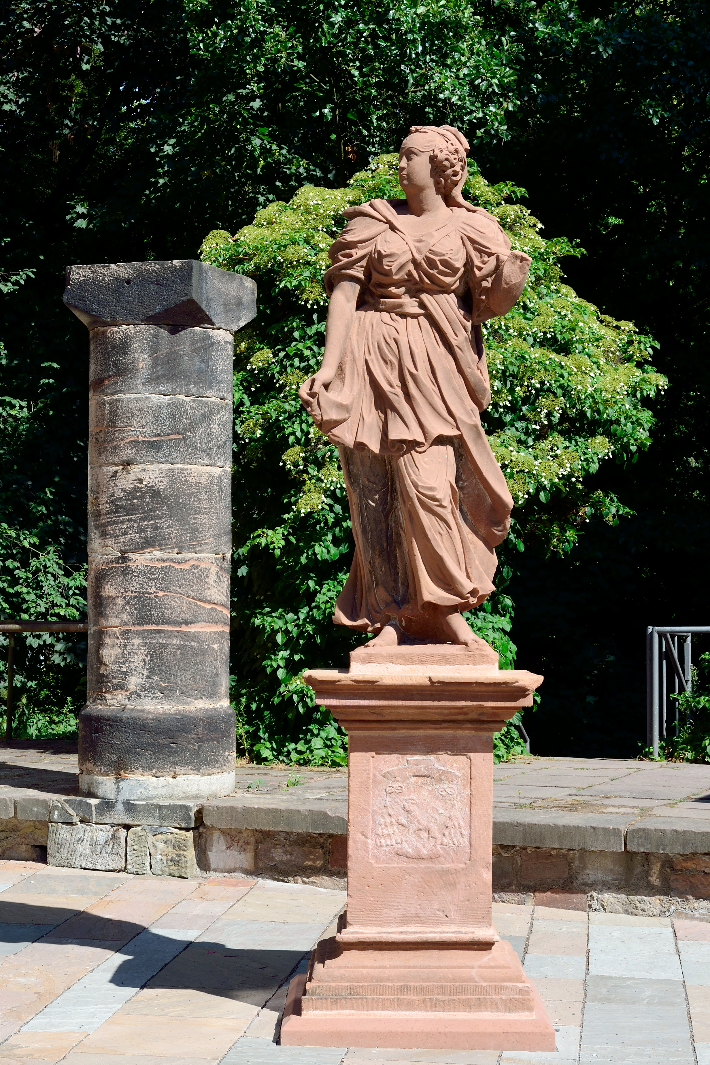 Figur Firmaneiplatz Marburg.fides
