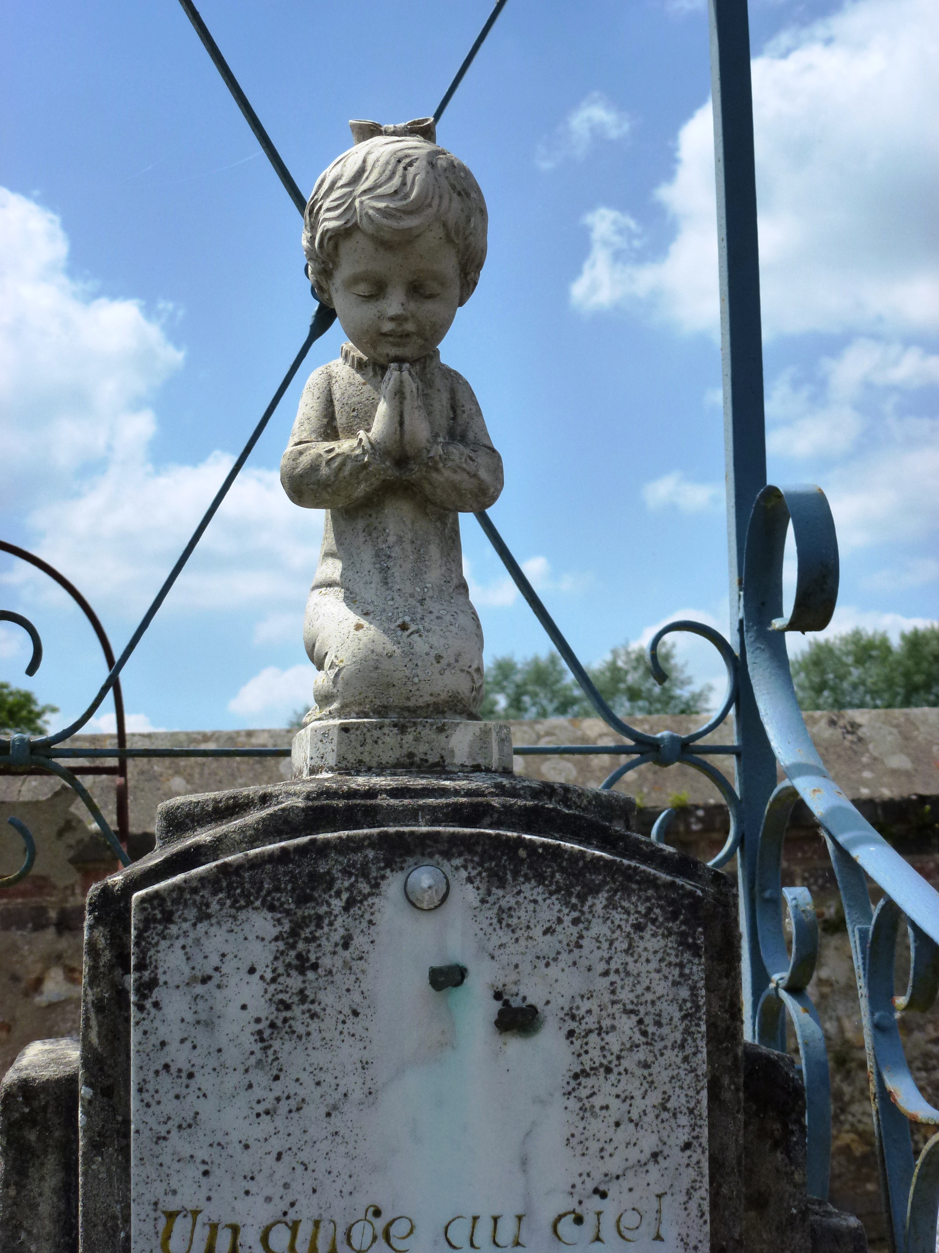 Fresne-Cauverville (Eure, Fr) tombe à Fresne, un ange au ciel