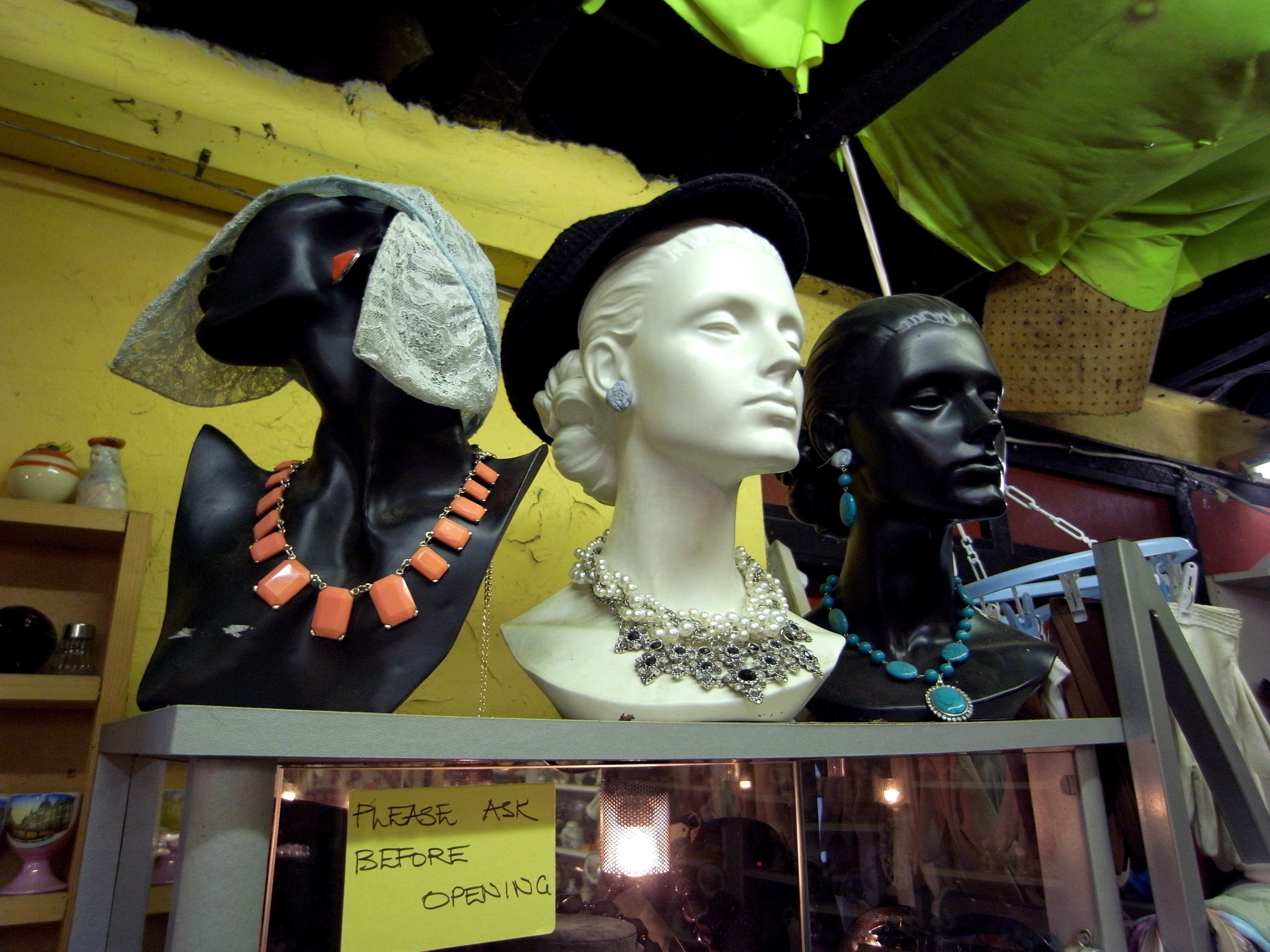 Glasgow. The Barras. Mannequin heads