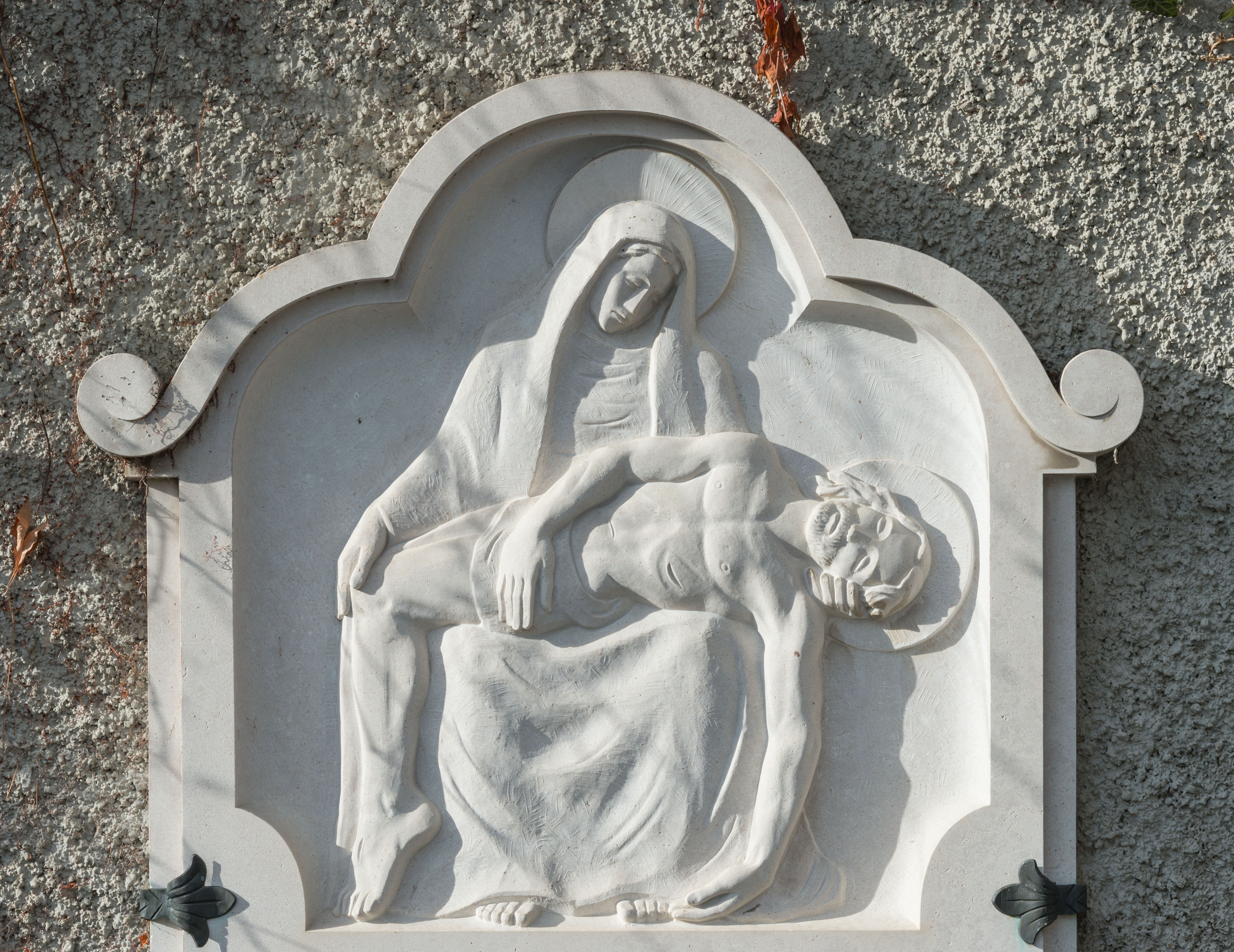 Gnesau Friedhof Epitaph Relief der Pietà 09122015 2450