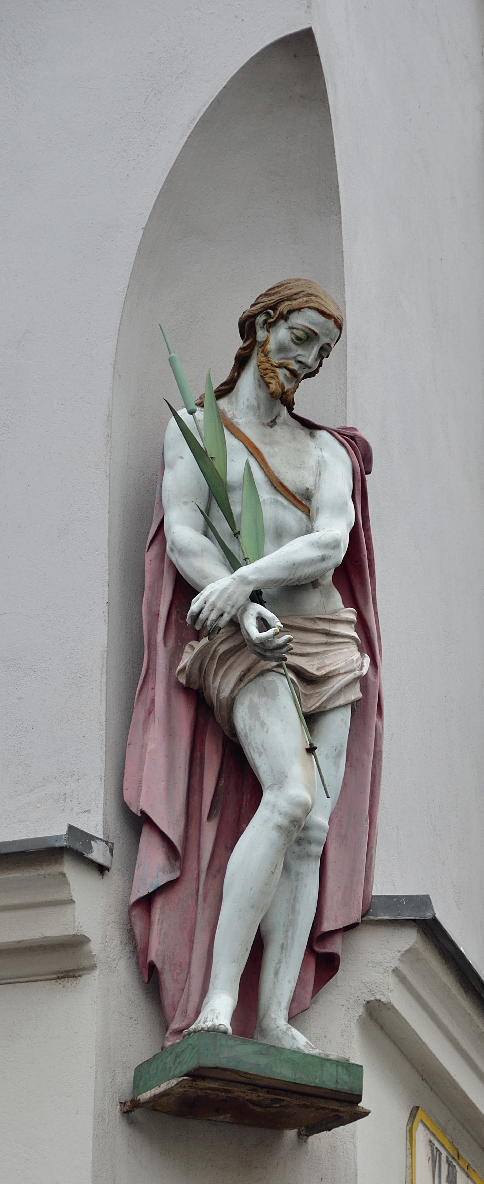 Gumpendorfer Straße 107, Vienna - statue of Christ 02