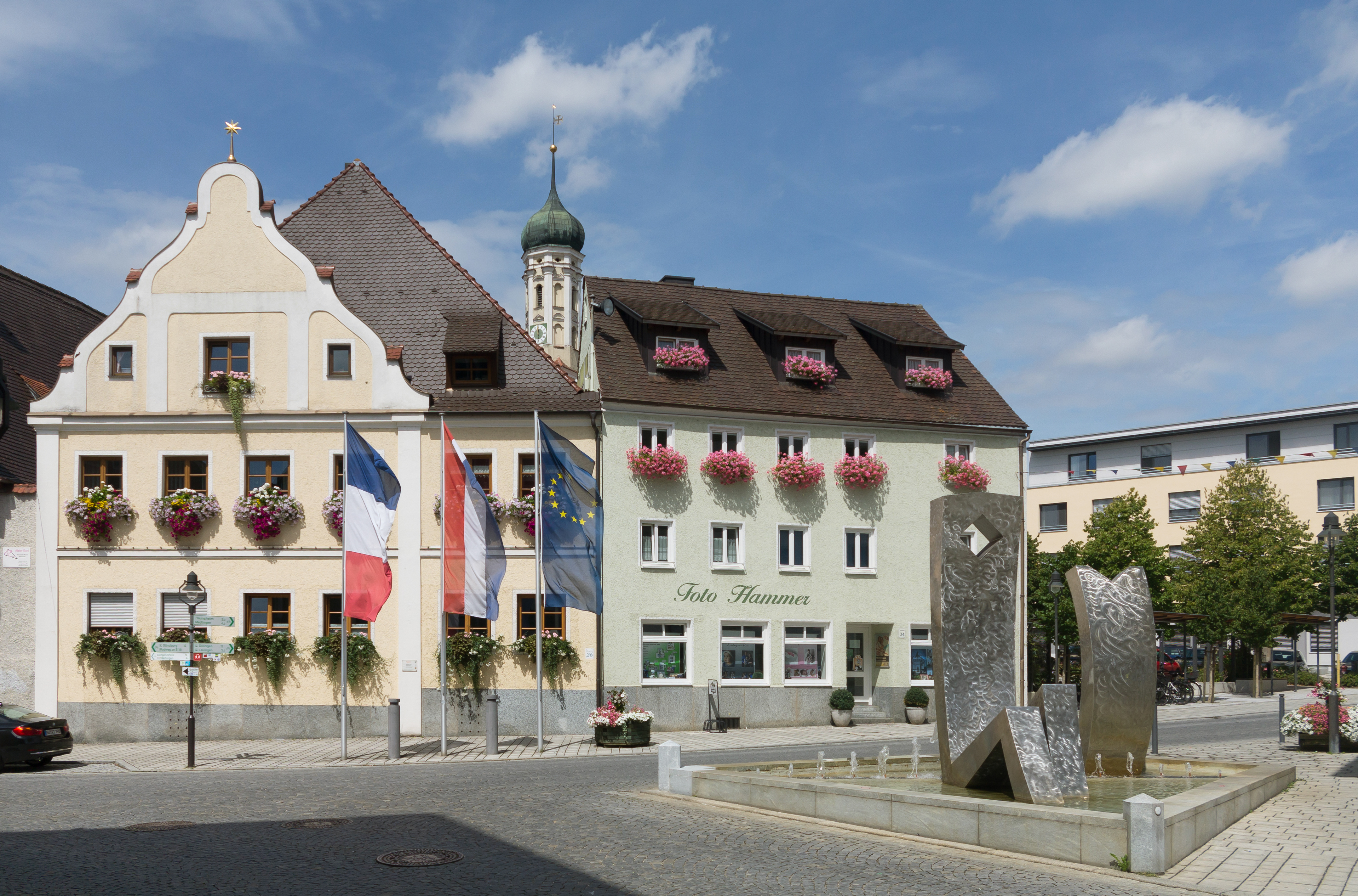 Gundelfingen an der Donau, sculptuur op de Haupt Strasse met Ehemaliges Gasthaus zum Stern DmD-7-73-136-13 2016-08-03 12.42
