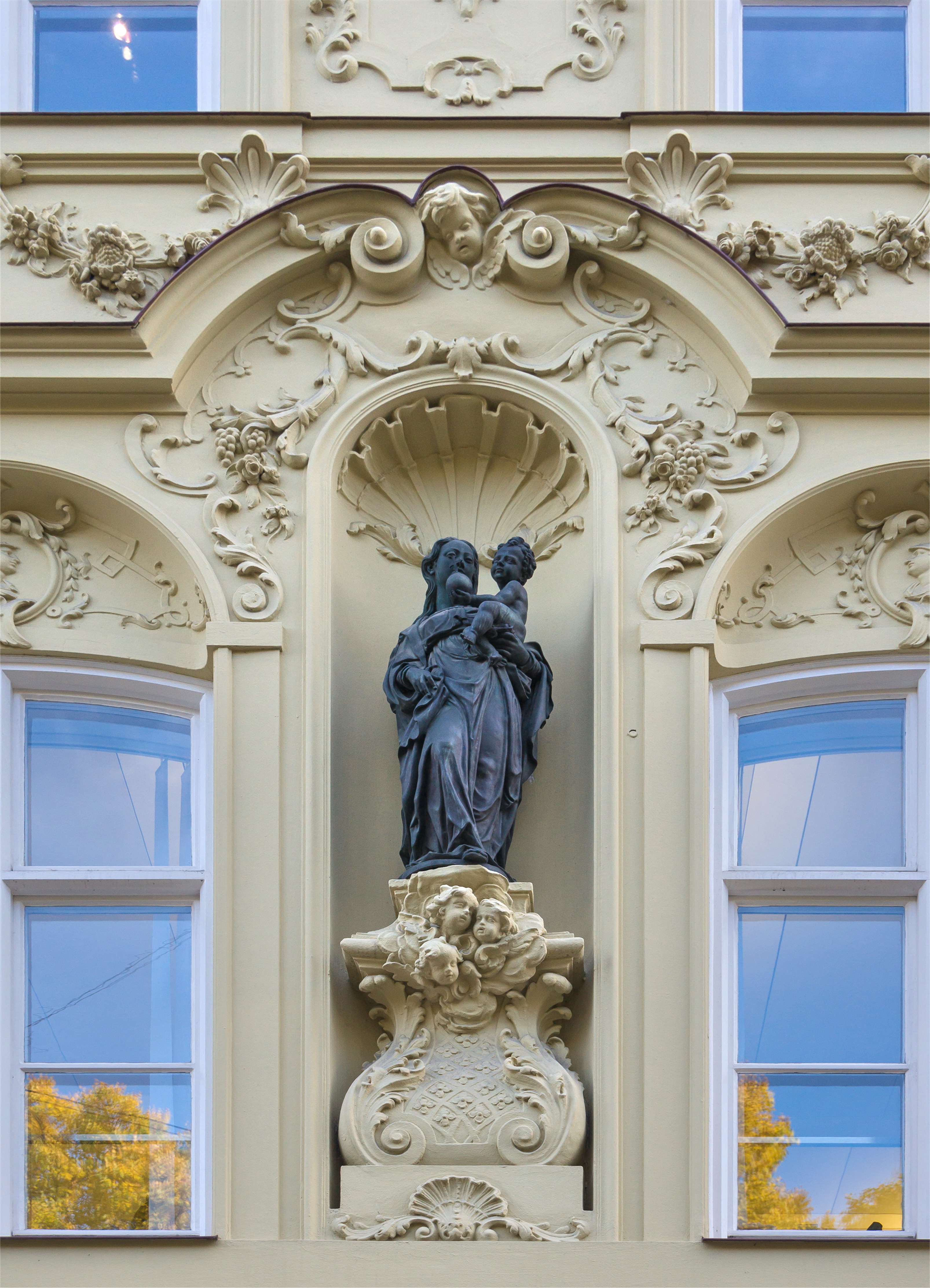 Gunezrainerhaus 1730 detail facade Munich