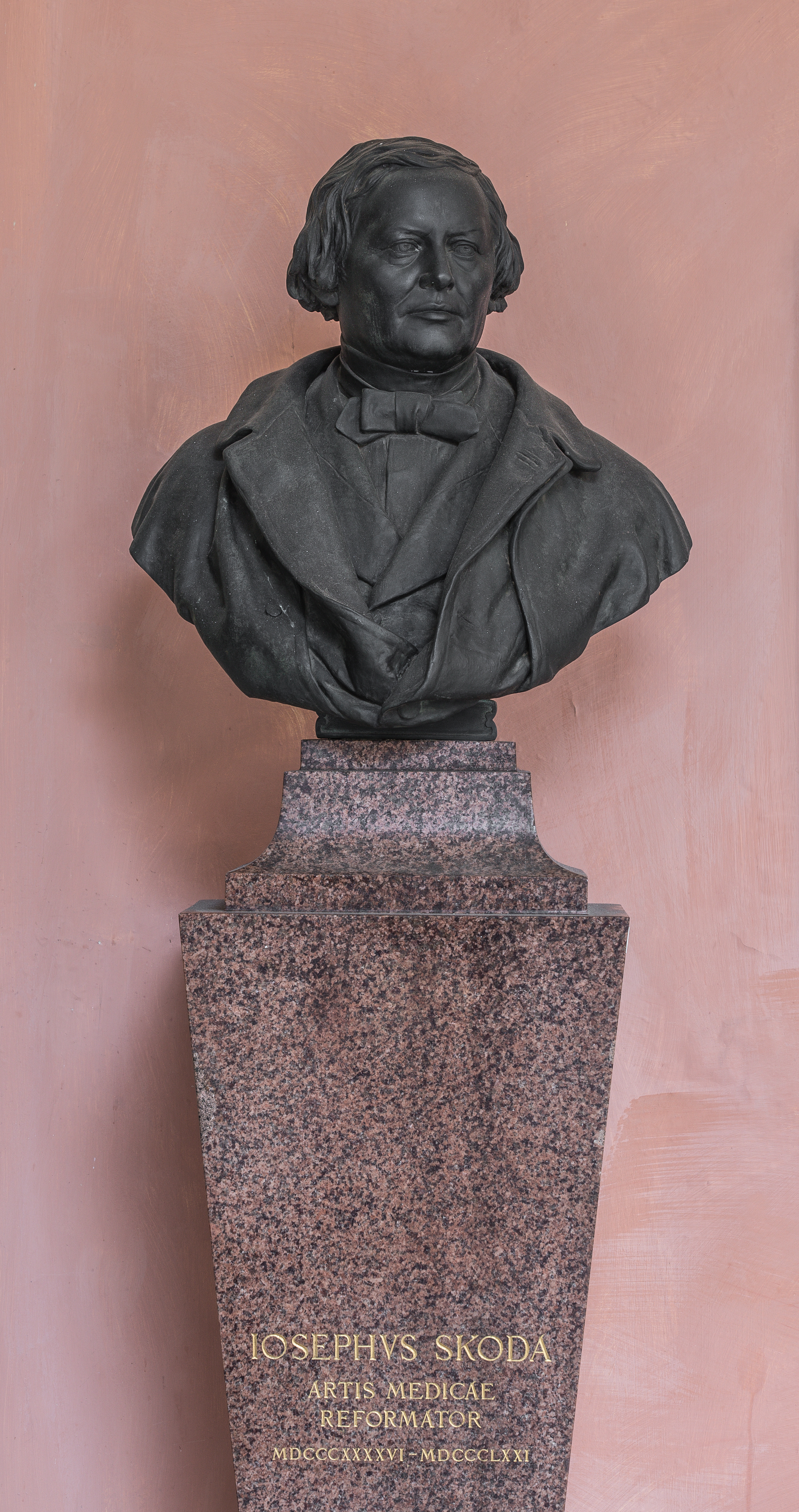 Josef von Skoda (1805-1881), Nr. 102 bust (bronce) in the Arkadenhof of the University of Vienna--34