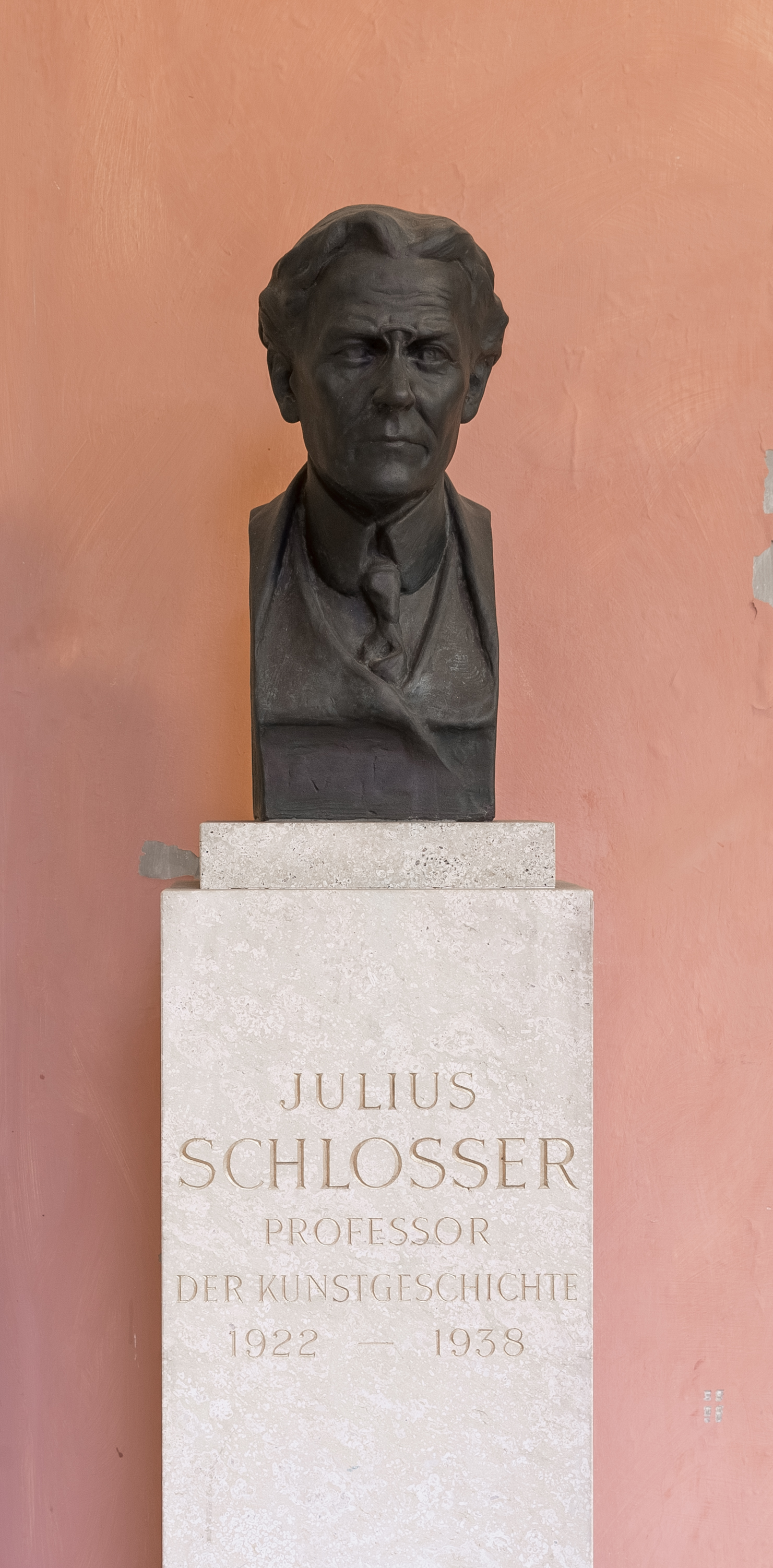 Julius von Schlosser (1866-1938), Mr. 94 bust (bronce) in the Arkadenhof of the University of Vienna 2029-HDR