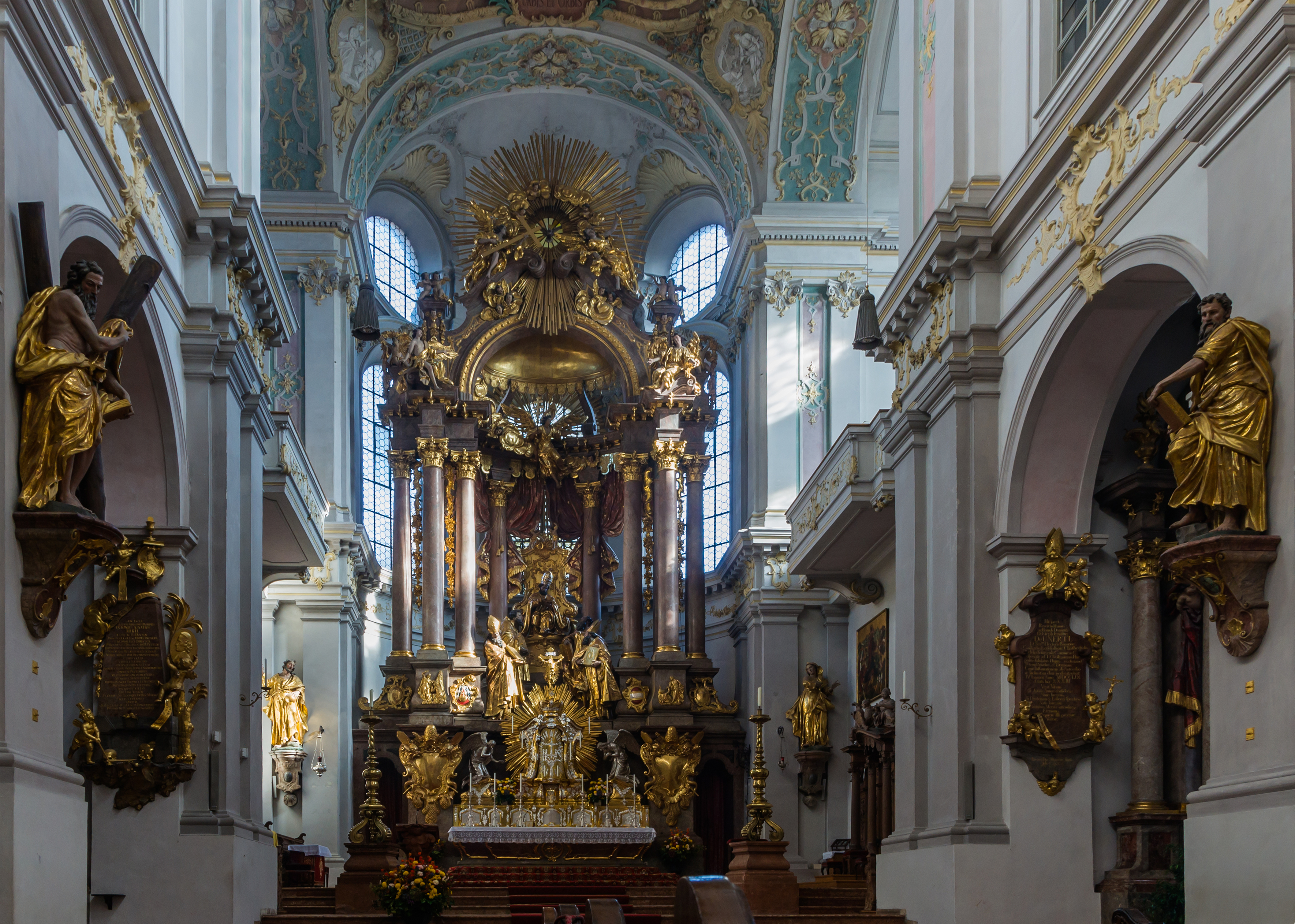 Main altar Peterskirche Munich
