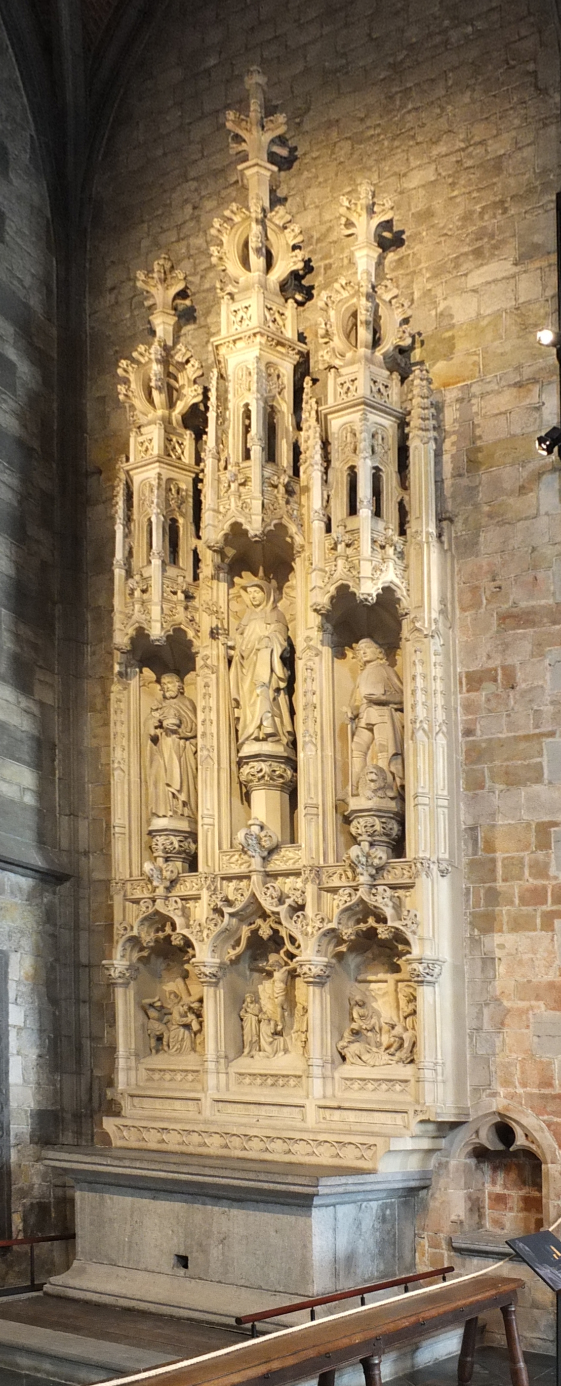 Mons St Waltrude Church reredos 01