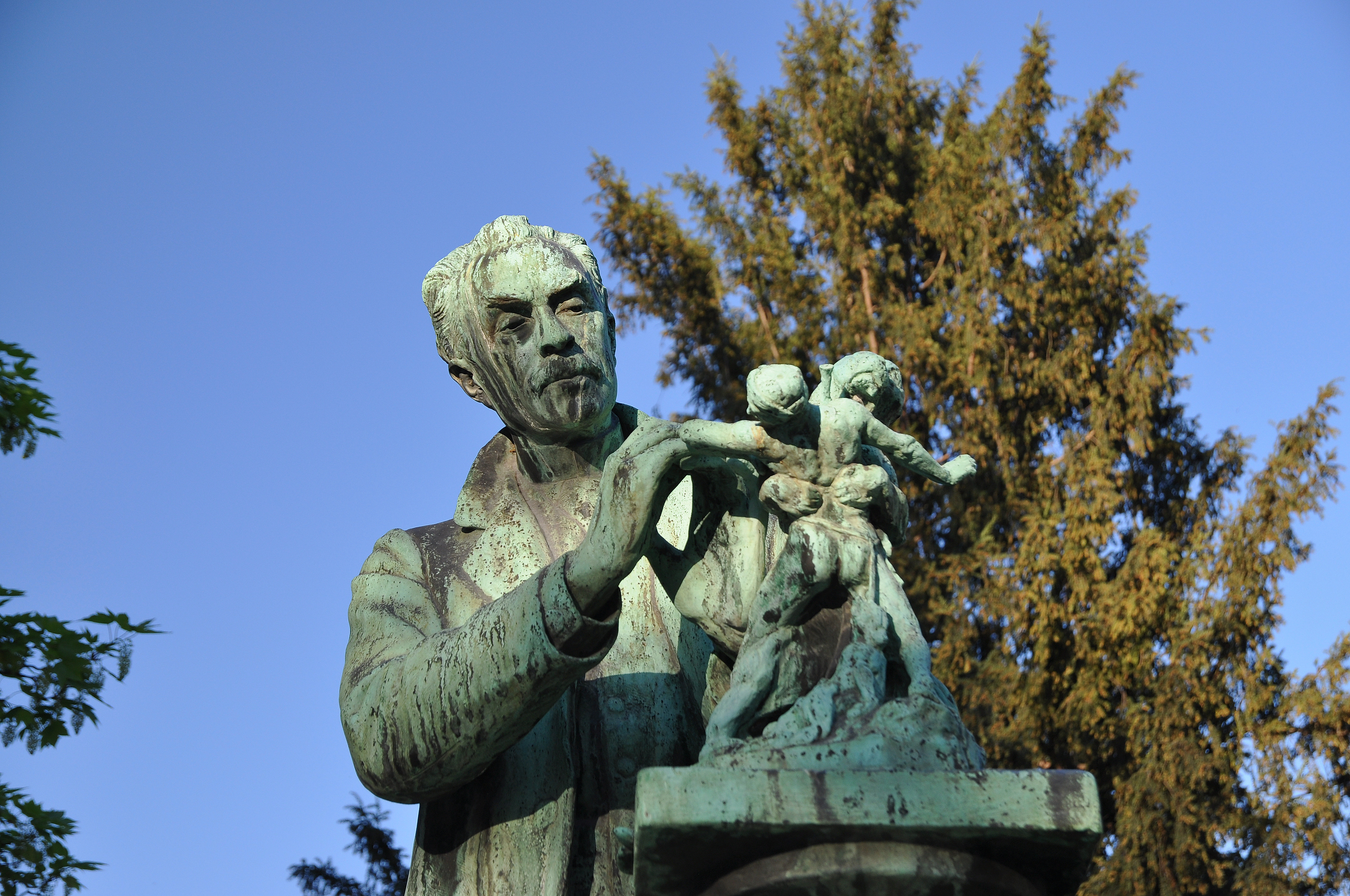 Monument à Emmanuel Frémiet by Henri Greber in Jardin des Plantes, Paris 001
