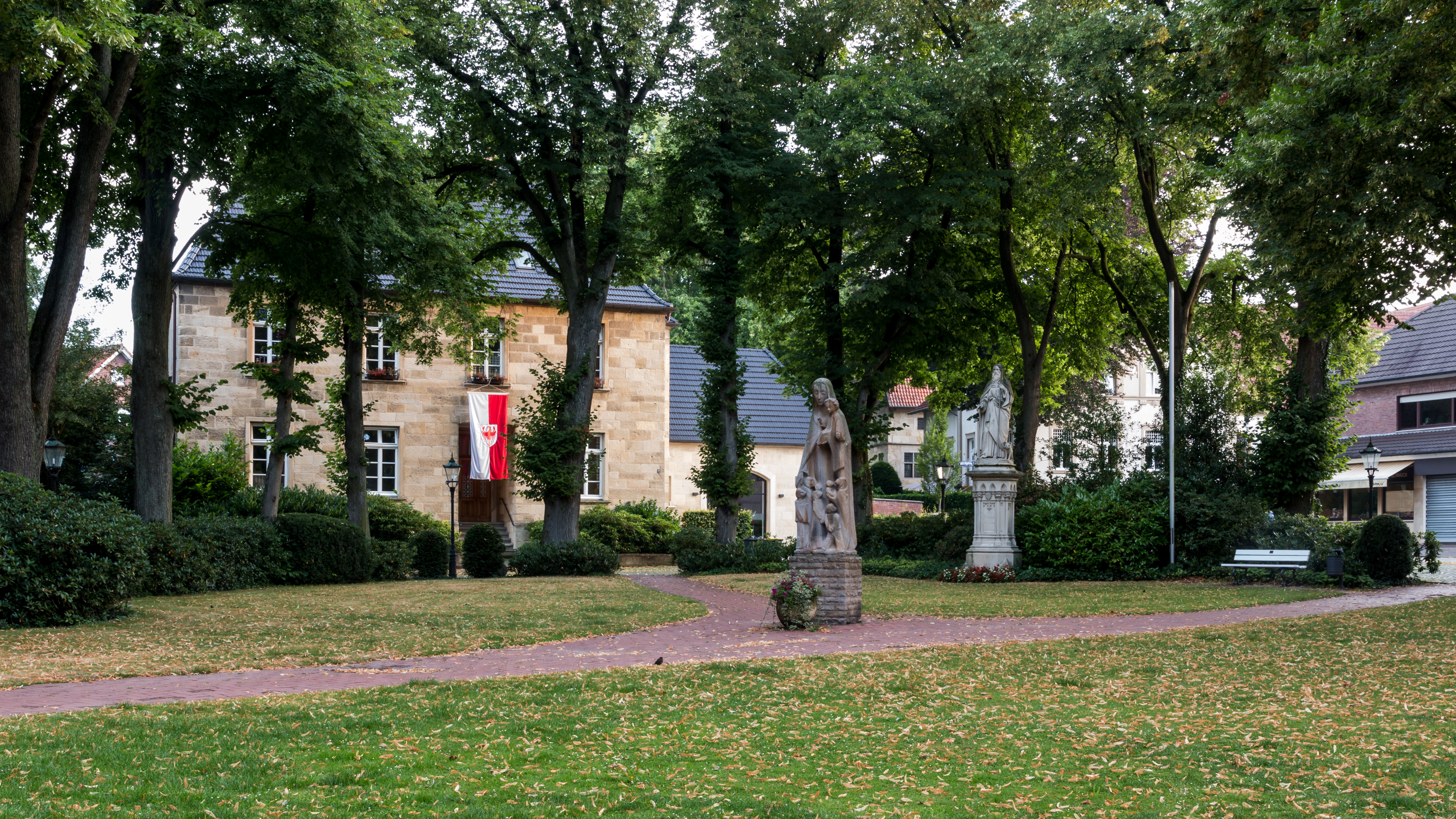 Nottuln, Skulpturen auf dem Kirchplatz -- 2016 -- 3833