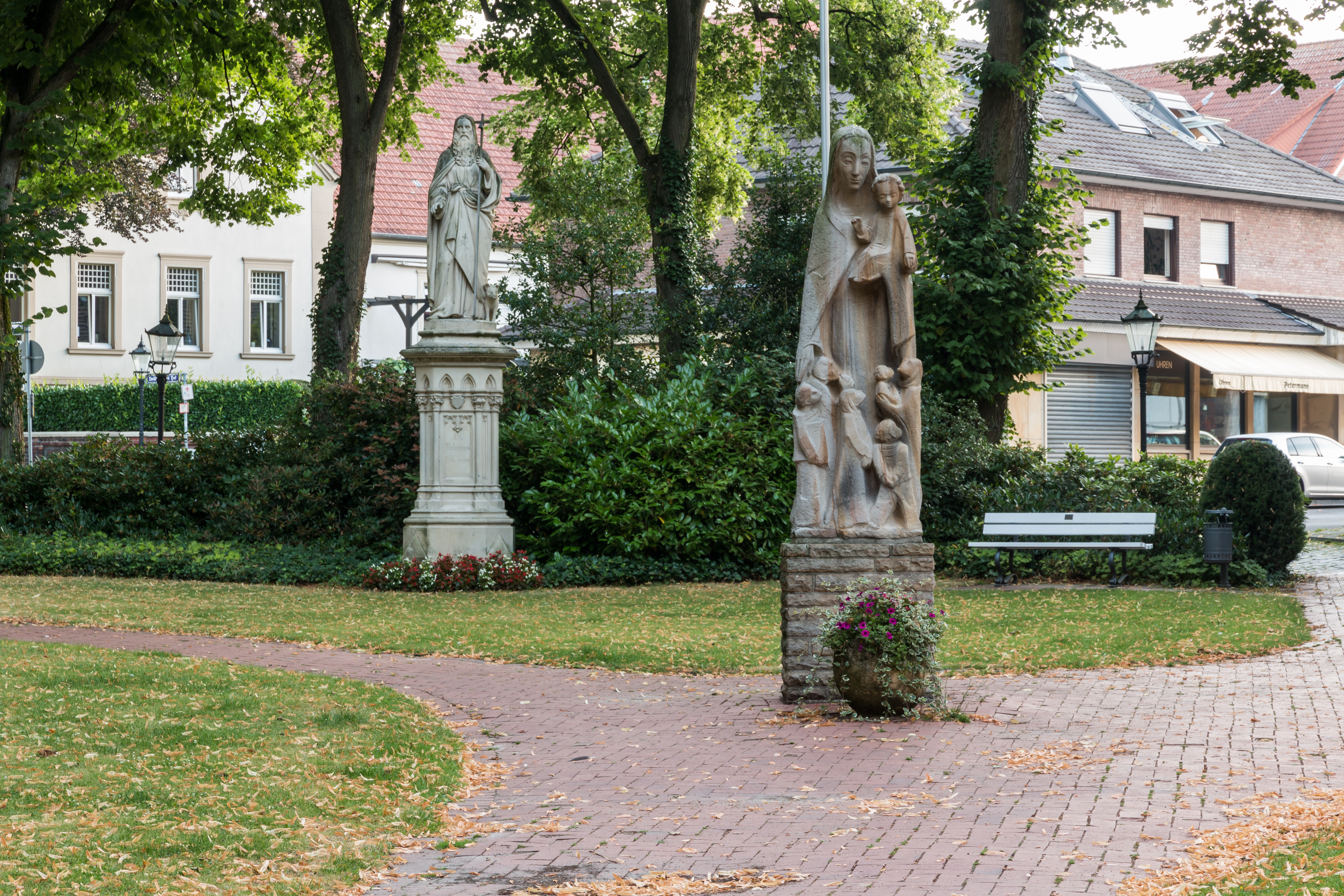 Nottuln, Skulpturen auf dem Kirchplatz -- 2016 -- 3836