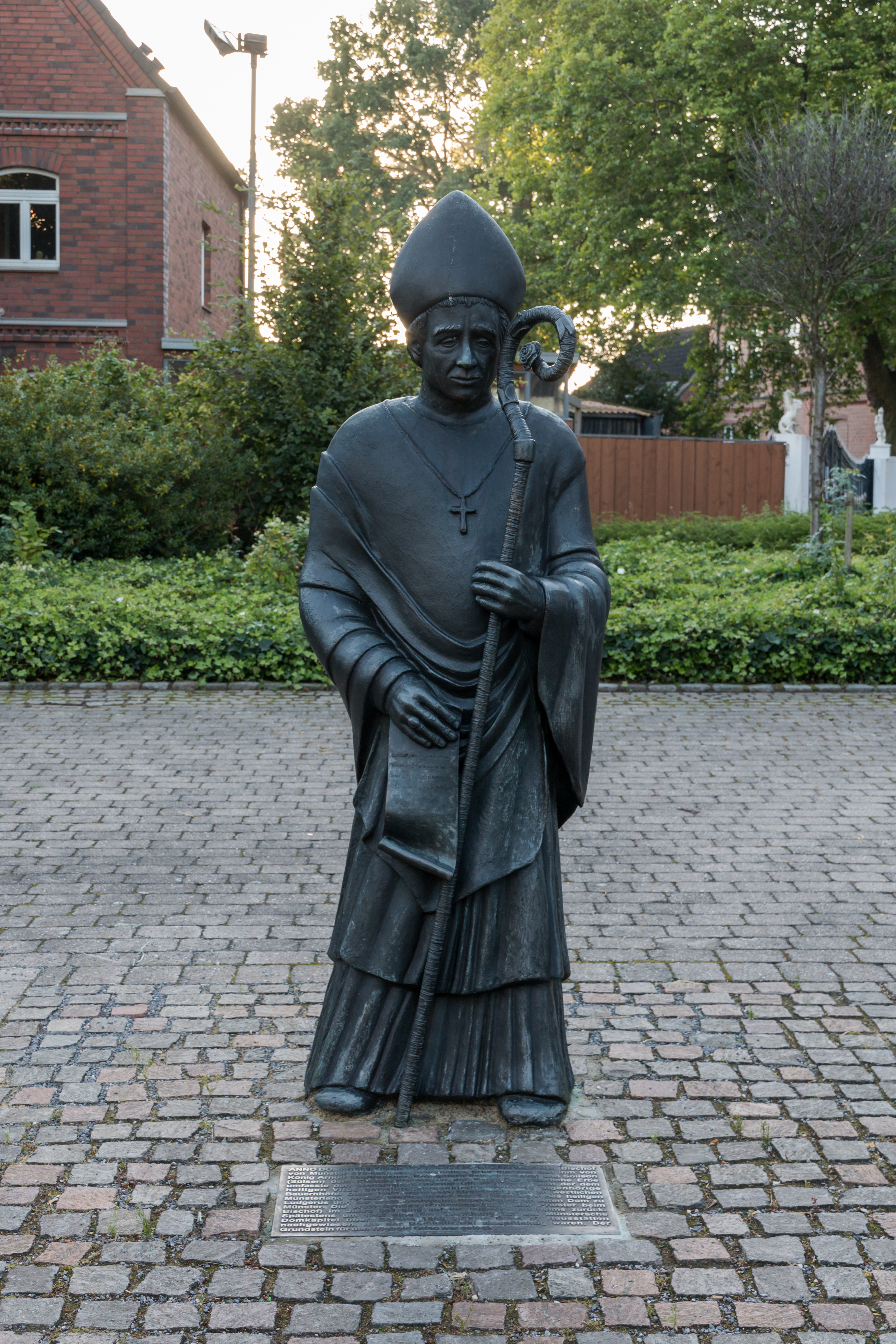 Olfen, Statue -Bischof Wolfhelm- -- 2016 -- 3957