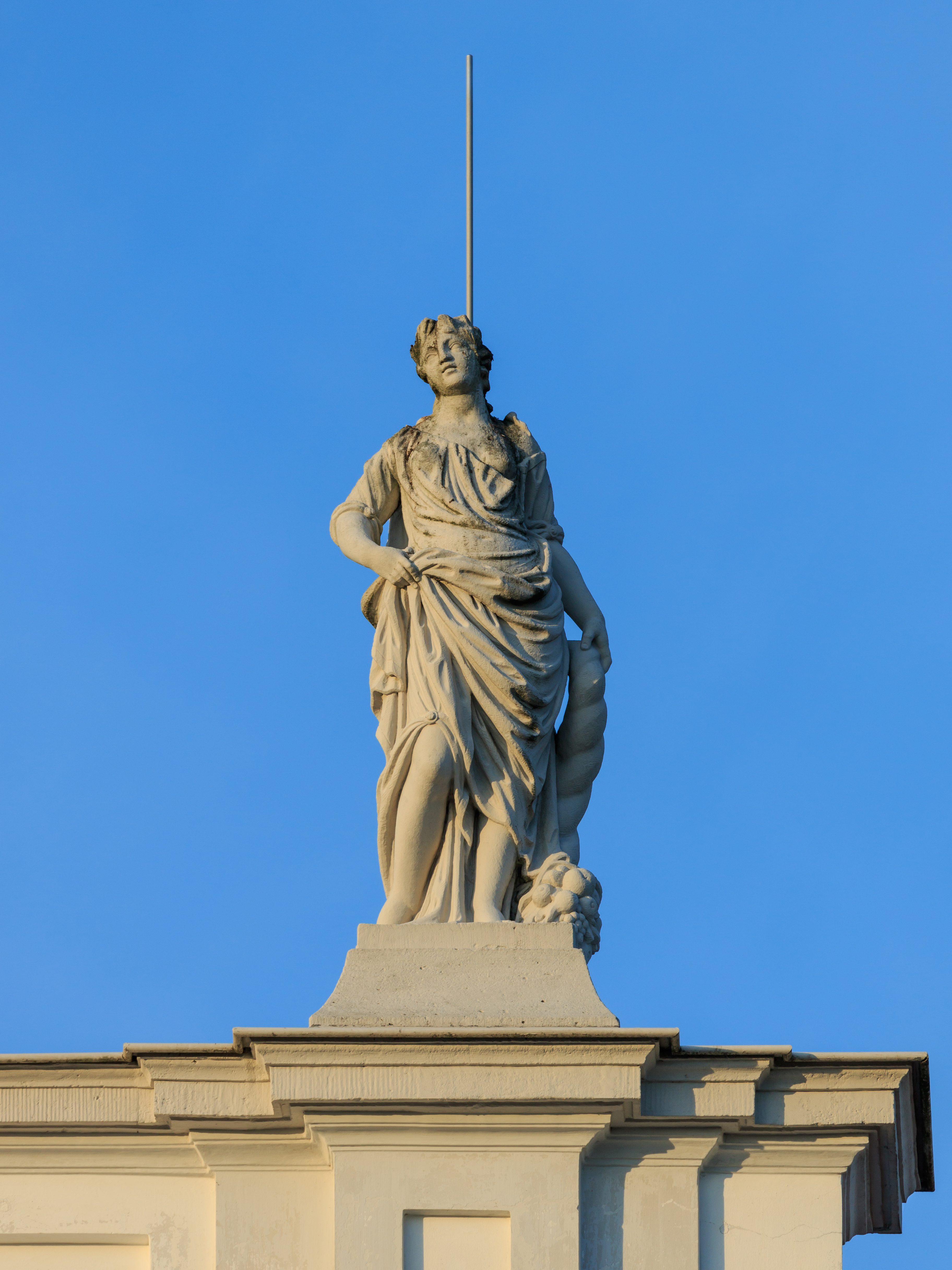 Oranienburg Palace 11-2016 statue4