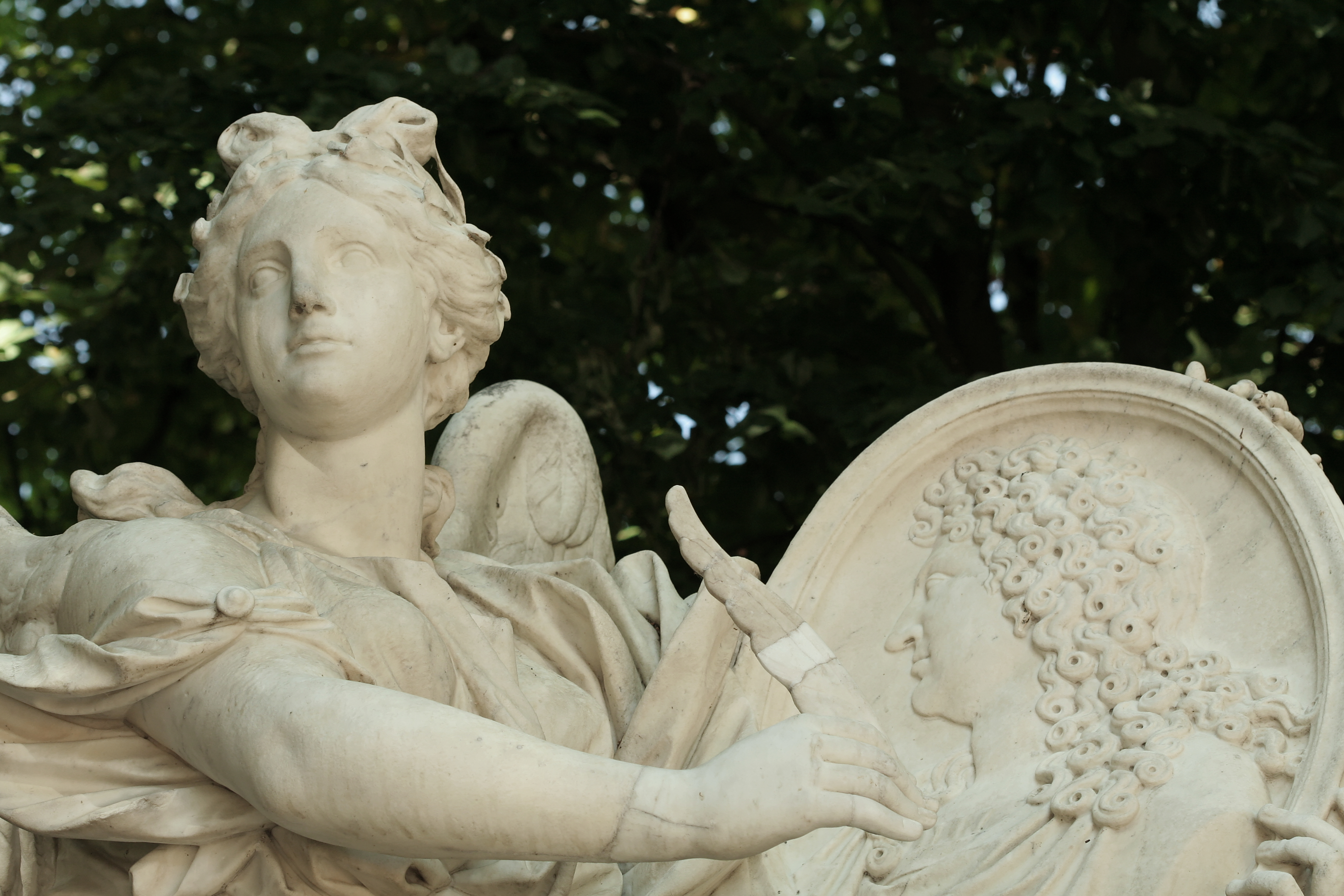 Parc de Versailles, demi-lune du bassin de Neptune, La Renommée du Roi, Domenico Guidi 02