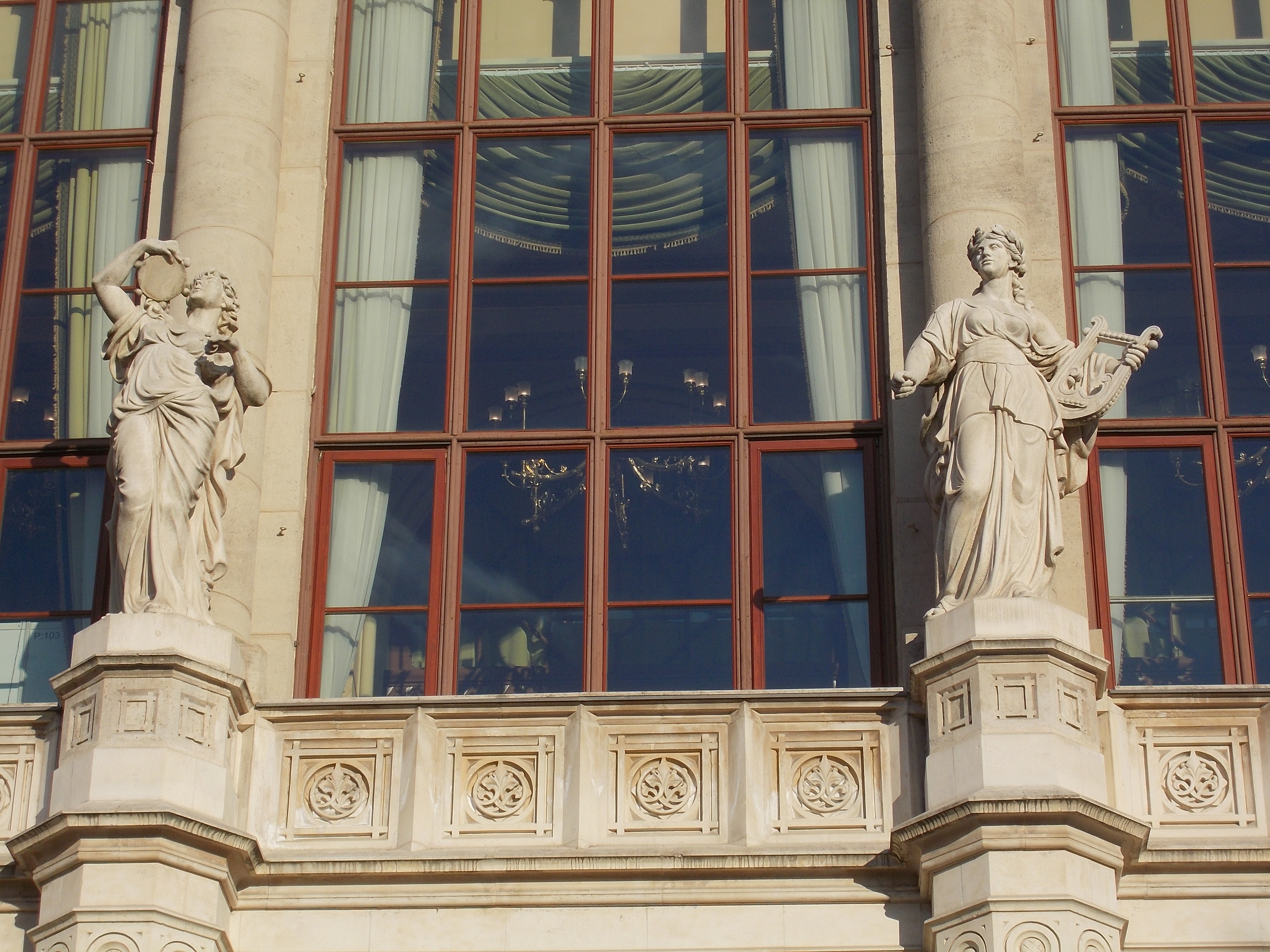Pesti Vigadó. Dob és Lyra. - Budapest