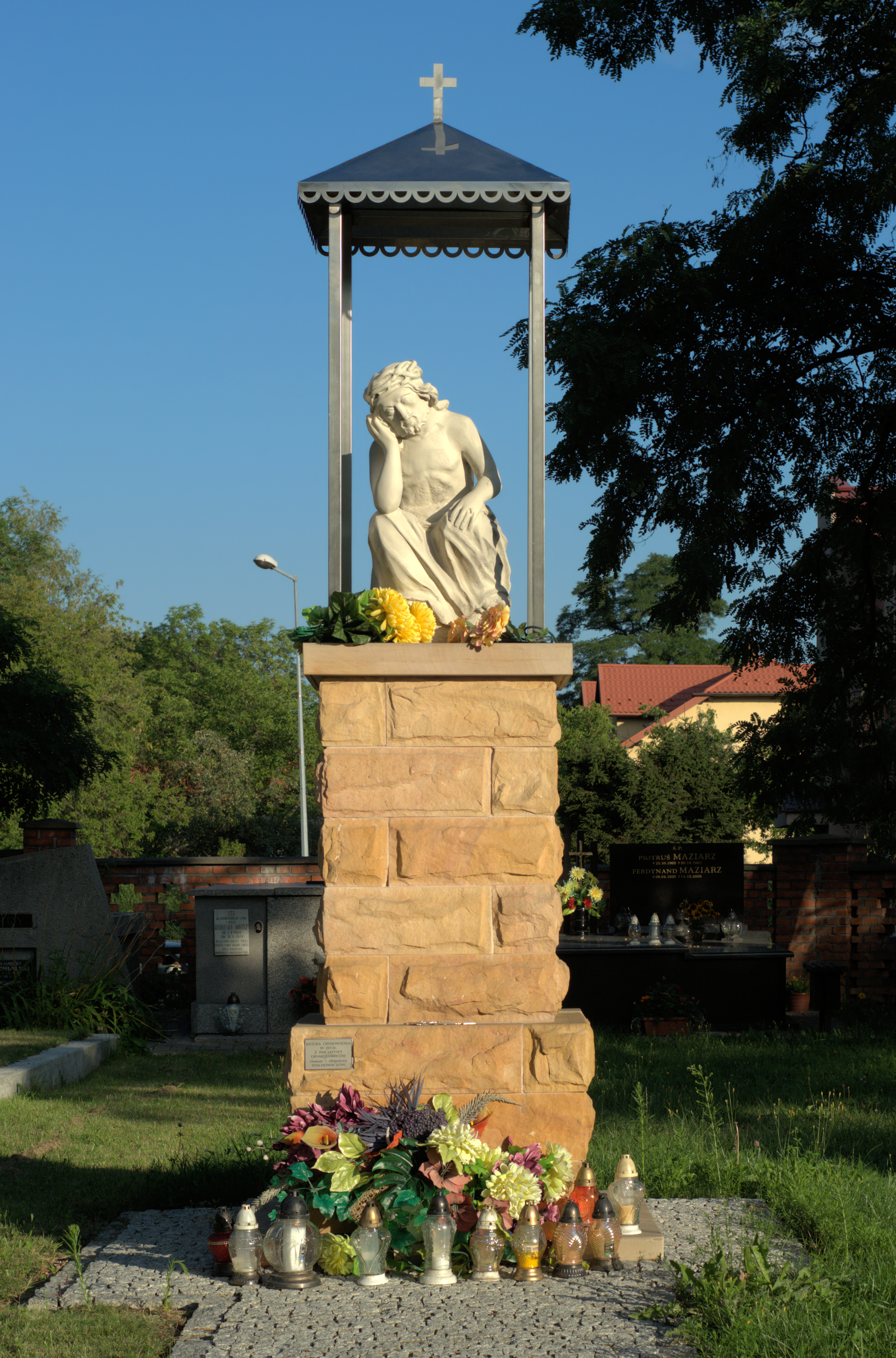 PL-PK Mielec, figura Chrystusa Frasobliwego na cmentarzu parafialnym 2016-07-30--18-38-48-002