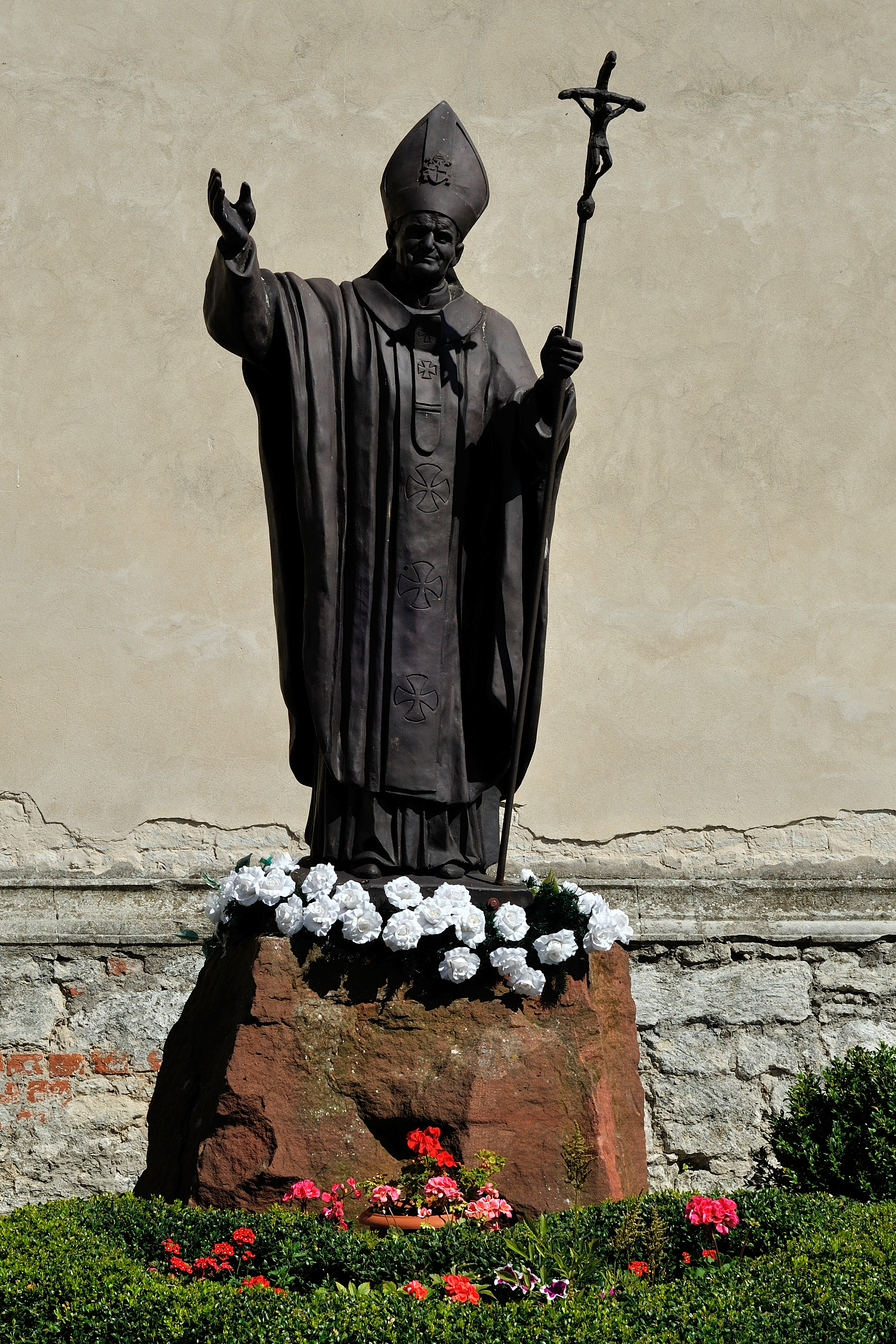 PL-SK Nowy Korczyn, pomnik Jana Pawła II 2016-08-20--14-30-52-001