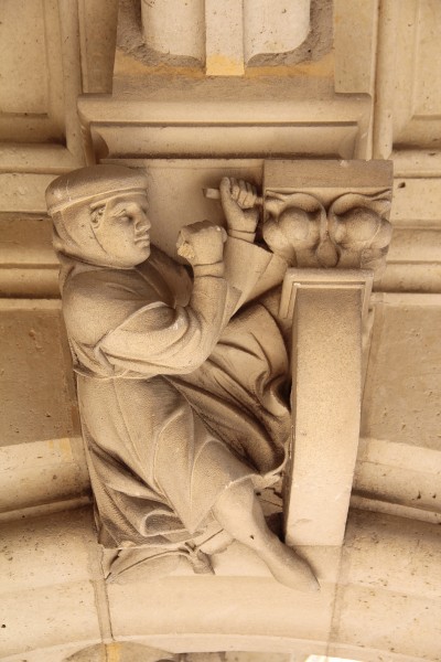 0 Pierrefonds - Console ornée d'une sculpture représentant un sculpteur