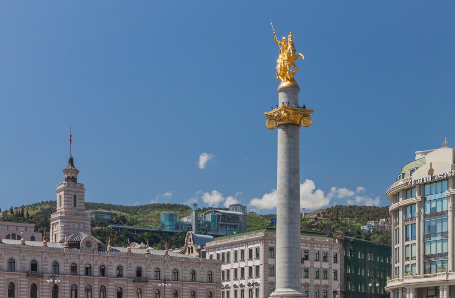 2014 Tbilisi, Pomnik Wolności z konnym posągiem świętego Jerzego (07)