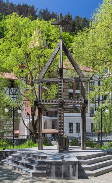 2016 Bordżomi, Rzeźba obok Crowne Plaza Borjomi (02)