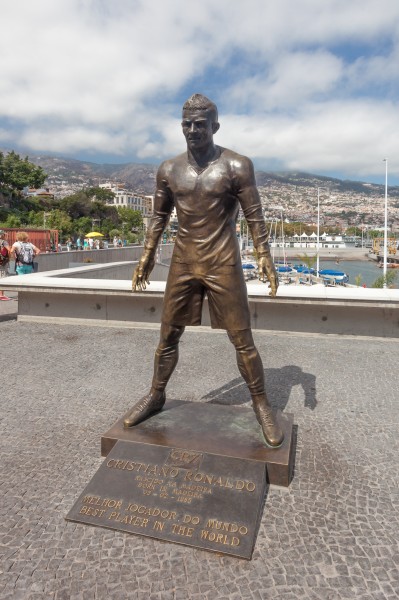 2016 Escultura de Cristiano Ronaldo perante o seu museo de Funchal. Madeira. Portugal-24