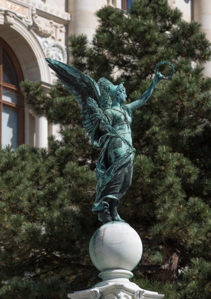 Auffahrtsäule mit Nike (Kundmann) at the main risalit of the Naturhistorisches Museum 5151