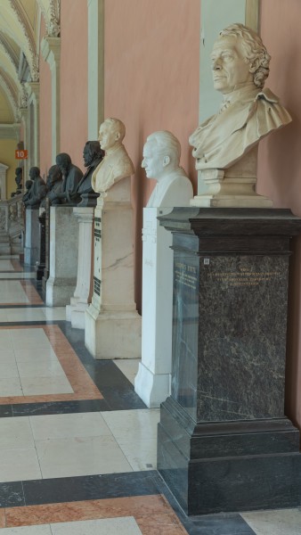 Büsten im Arkadenhof der Universtät Wien 2617-HDR