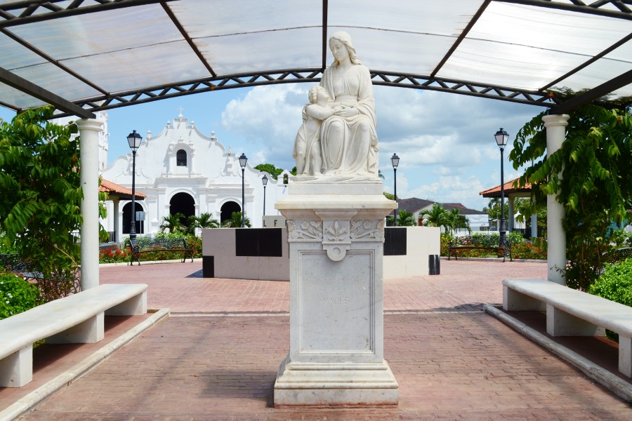 Basílica menor de Santiago Apóstol de Natá de los Caballeros...y monumento a las madres