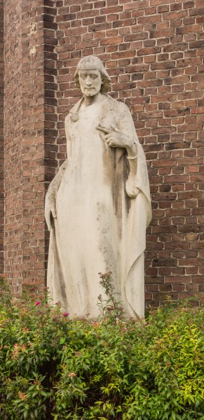 Beeld aan de achterkant van Paterskerk in Rekem (deelgemeente) van Lanaken provincie Limburg in België