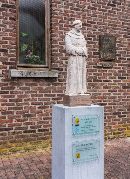 Beeld van minderbroeder bij Paterskerk in Rekem (deelgemeente) van Lanaken provincie Limburg in België 02
