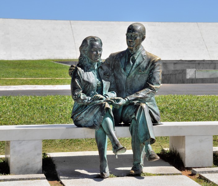 Brasília Kubitschek and wife sculpture 2009