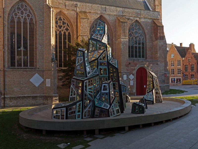 Brugge, sculptuur bij de Sint-Salvatorskathedraal foto15 2015-09-27 18.23