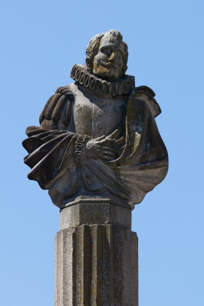 Busto de Cervantes no alto da fonte da praza de Cervantes. Santiago. Galiza